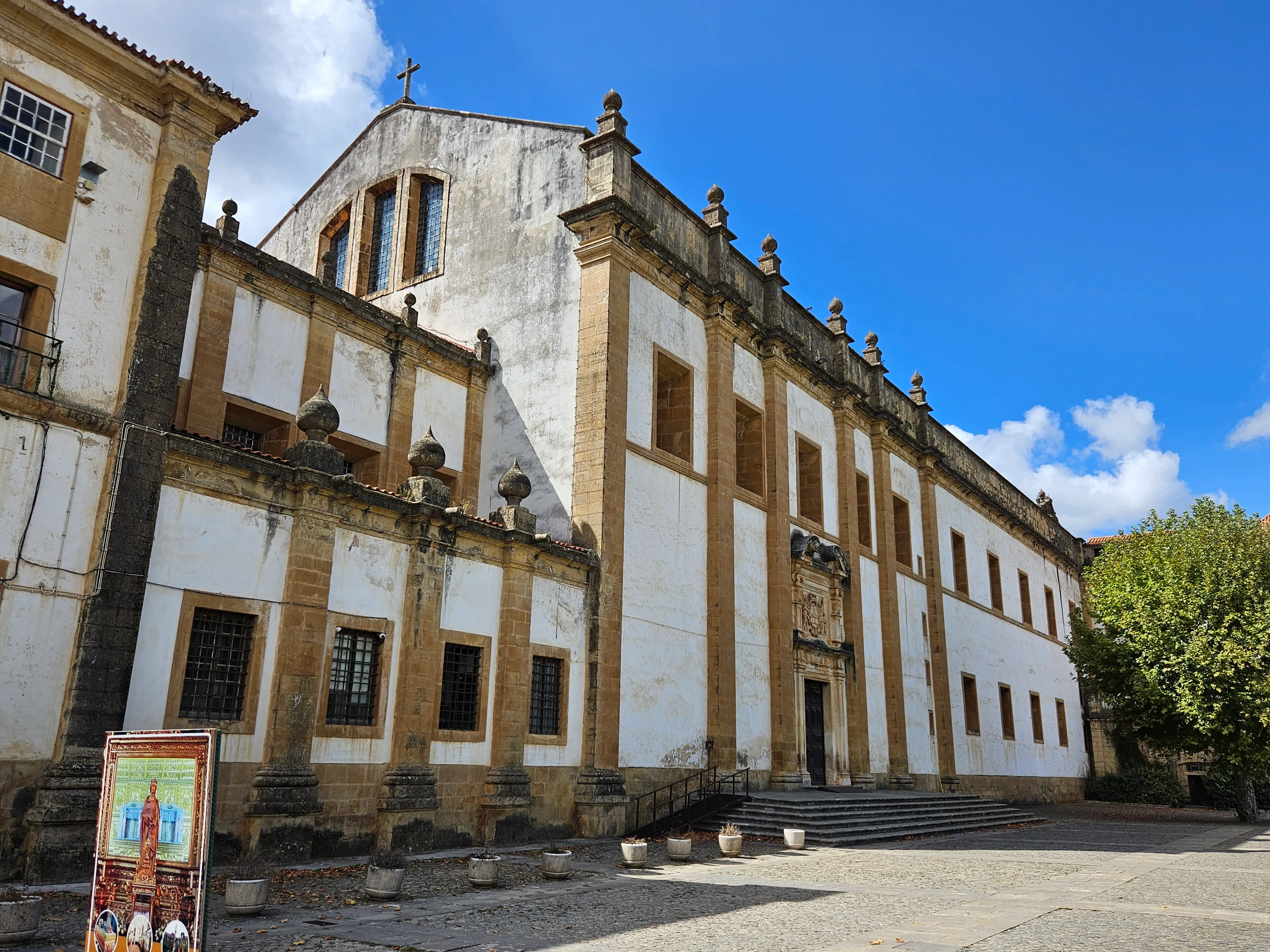 Vista exterior del Monasterio de Santa Clara-a-Nova en Coímbra.