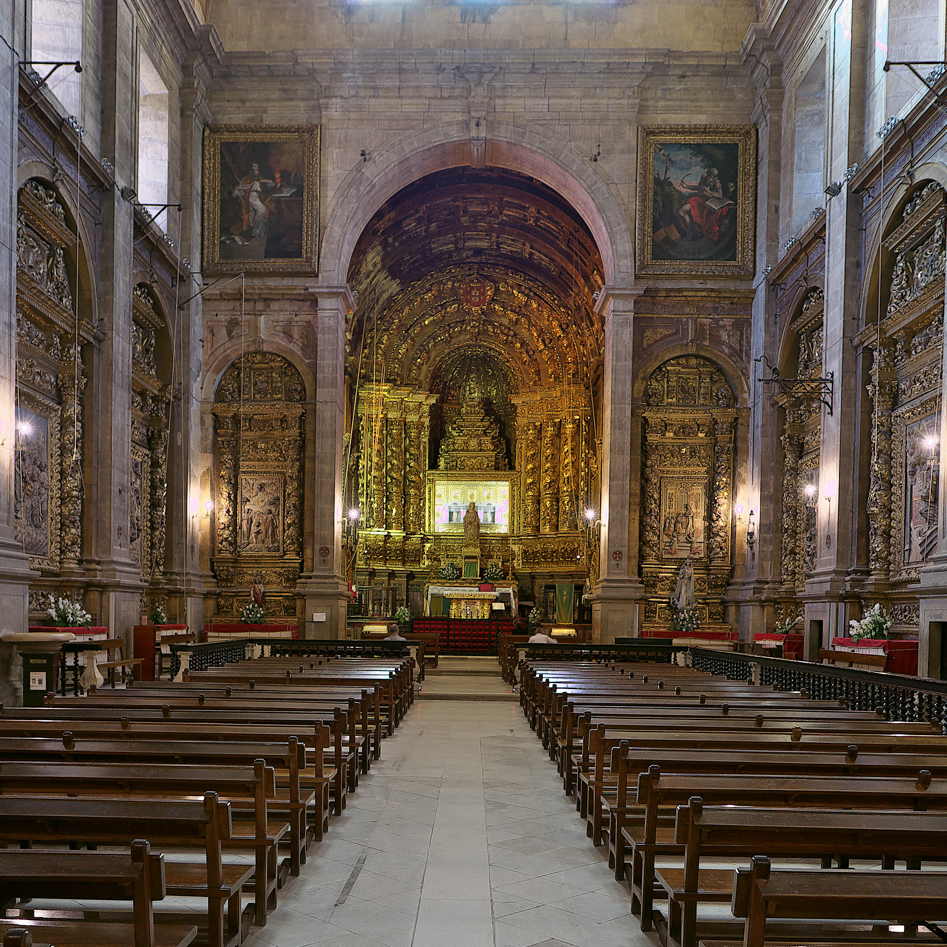 Vista interior del Monasterio de Santa Clara-a-Nova en Coímbra.