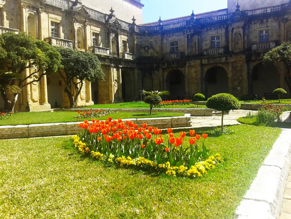 Vista representativa del Monasterio de Santa Clara-a-Nova en Coímbra.
