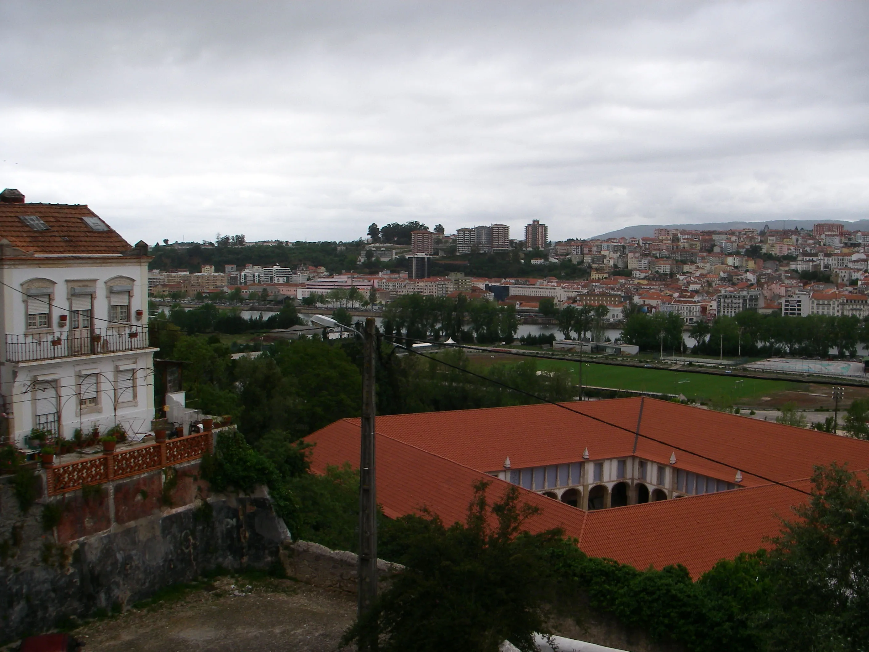 Vista representativa del Monasterio de Santa Clara-a-Nova en Coímbra.