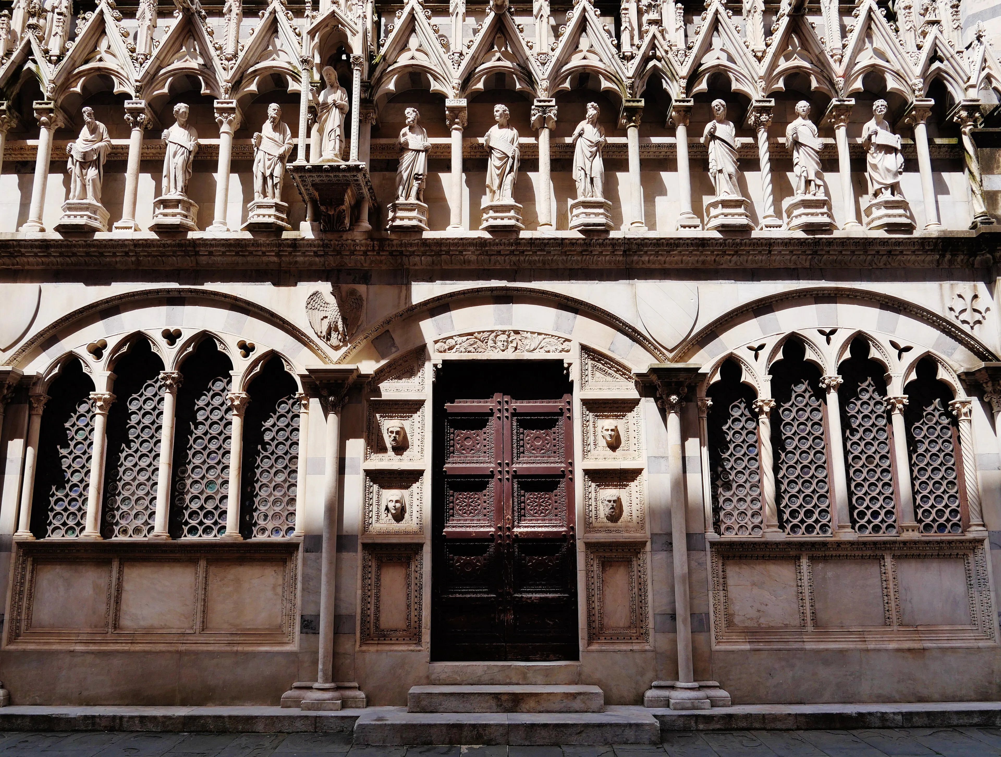 Vista exterior de la iglesia de Santa Maria della Spina en Pisa.