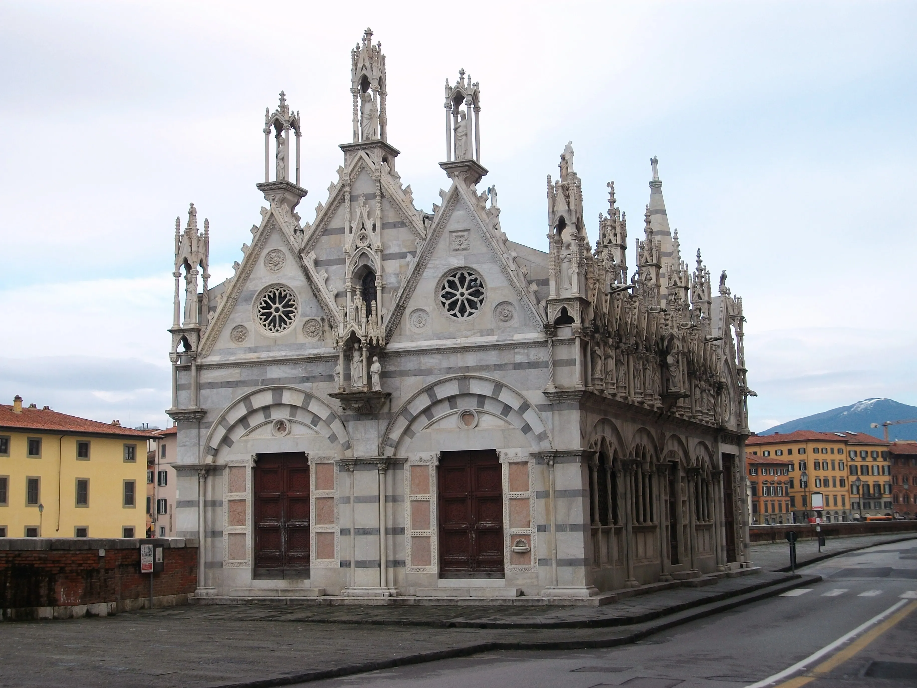 Representative view of Santa Maria della Spina in Pisa.