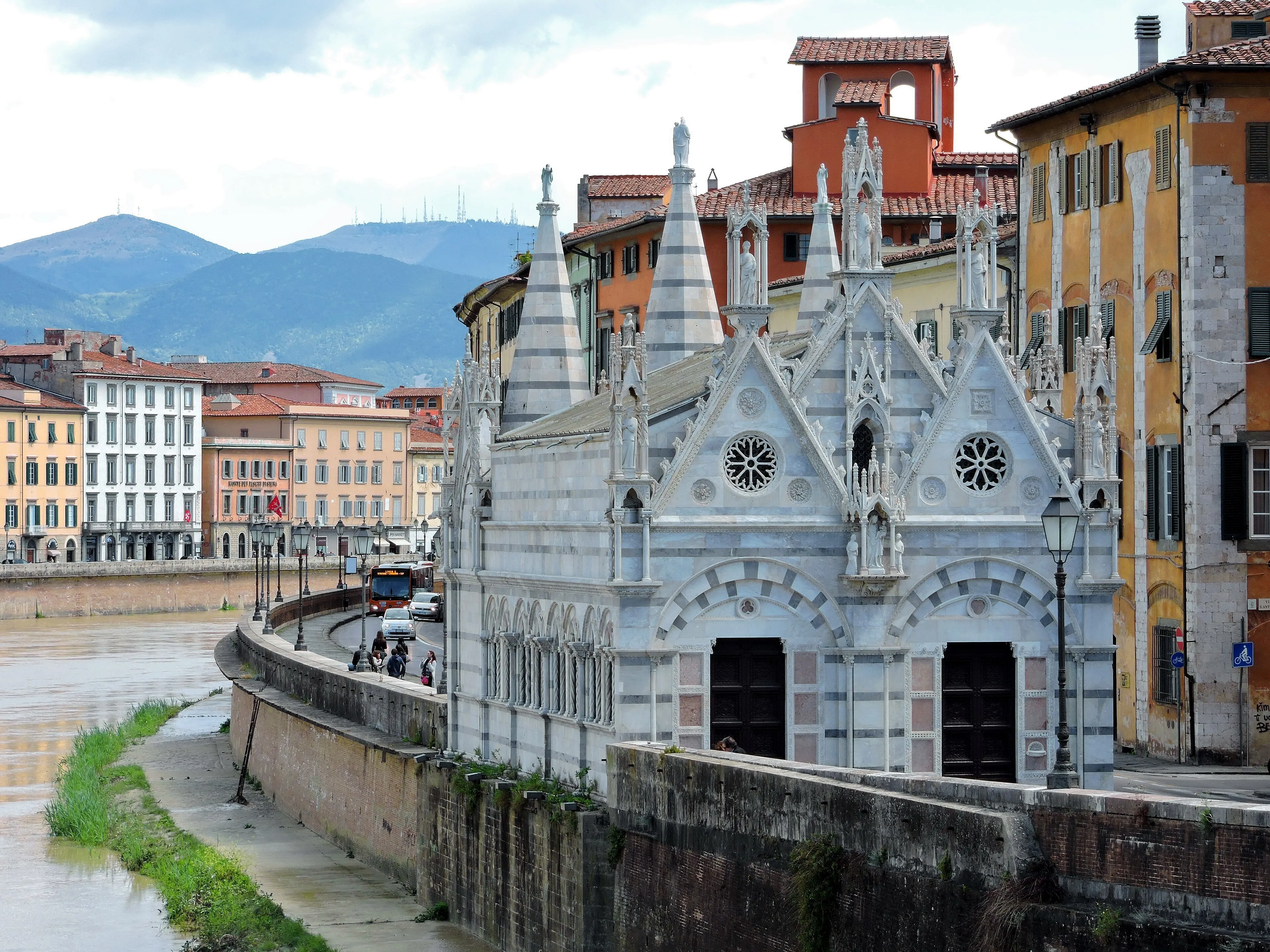 Vista representativa de Santa Maria della Spina en Pisa.