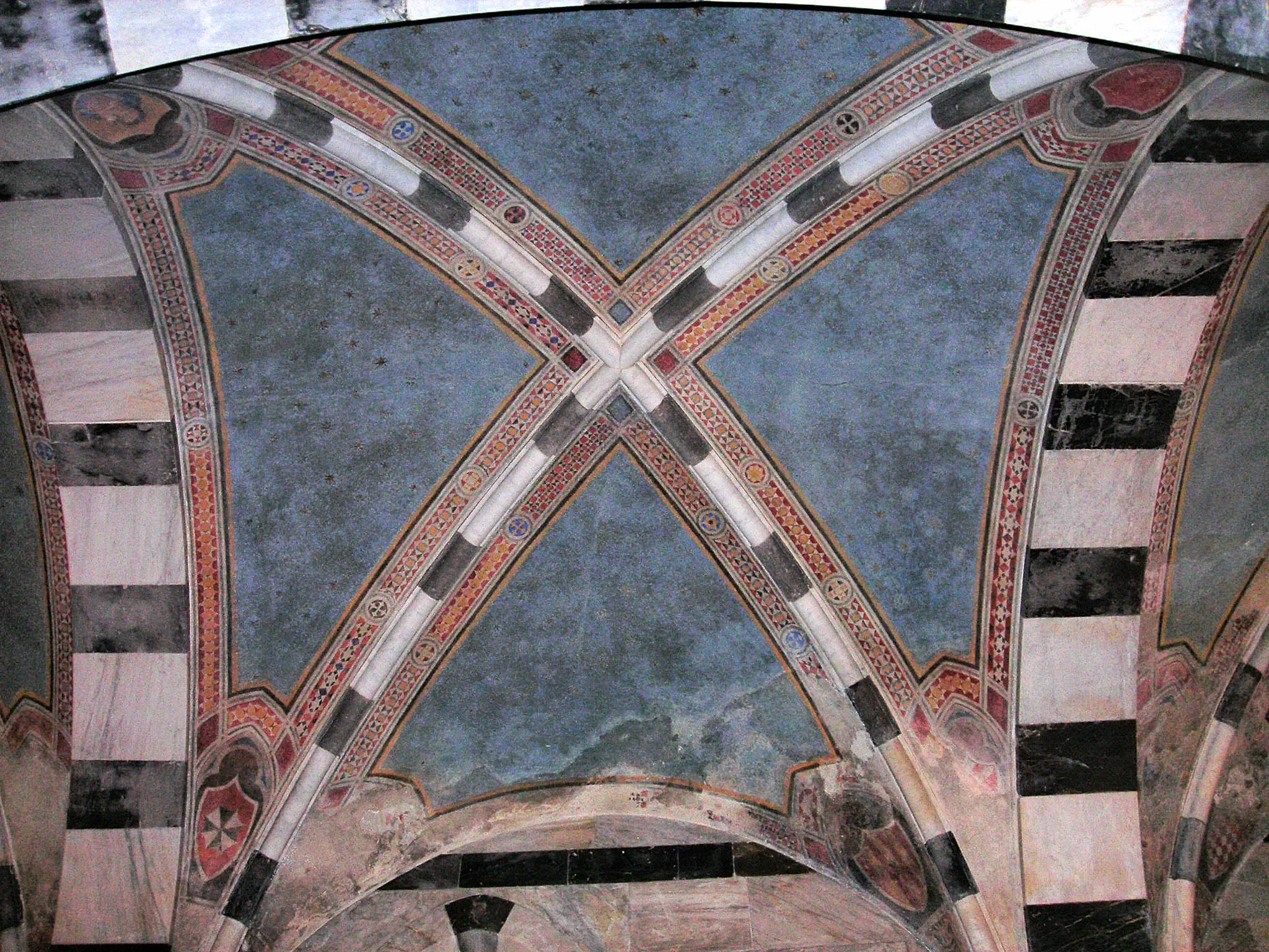 Vista interior de Santa Maria della Spina en Pisa.