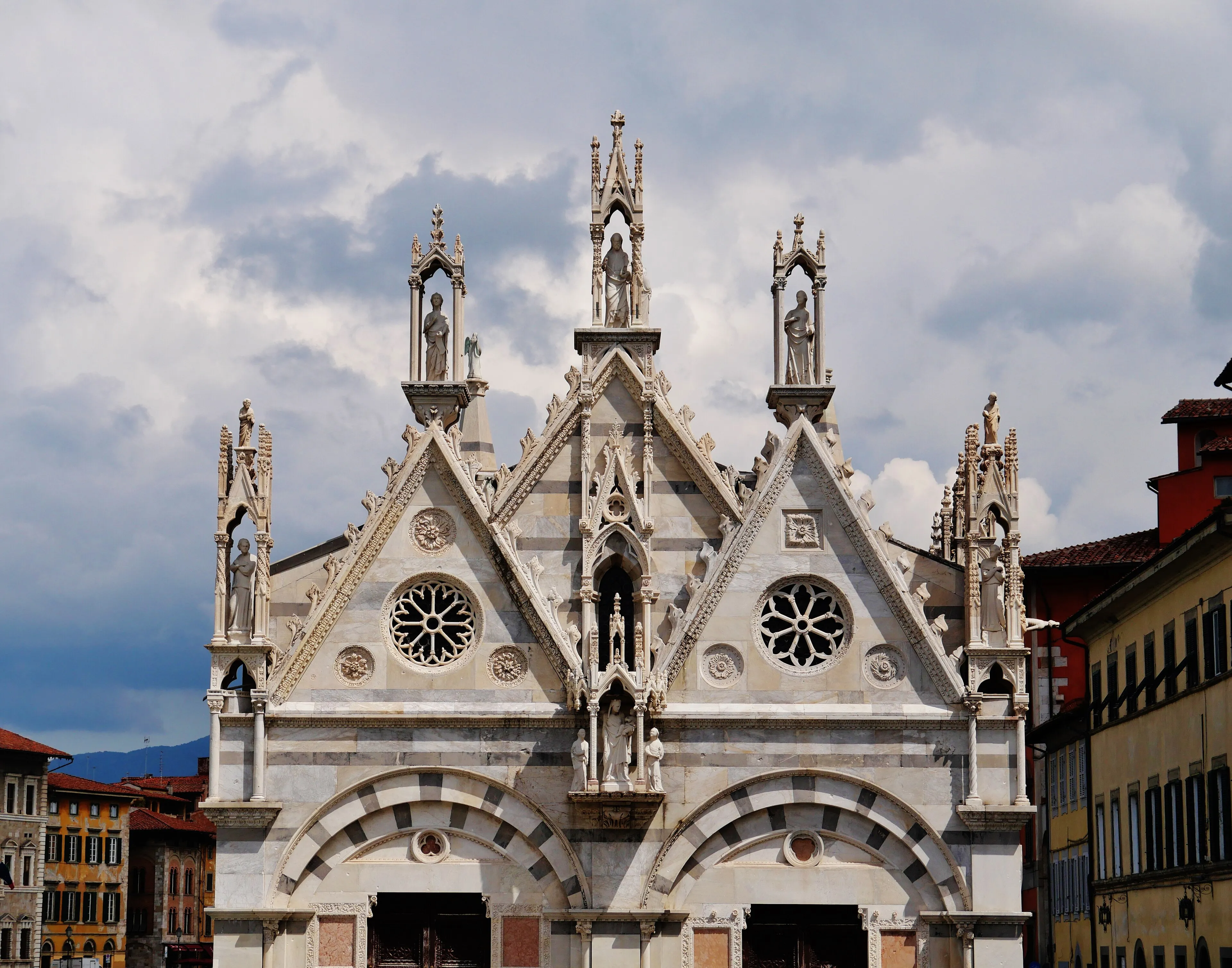 Vista exterior de Santa Maria della Spina en Pisa.