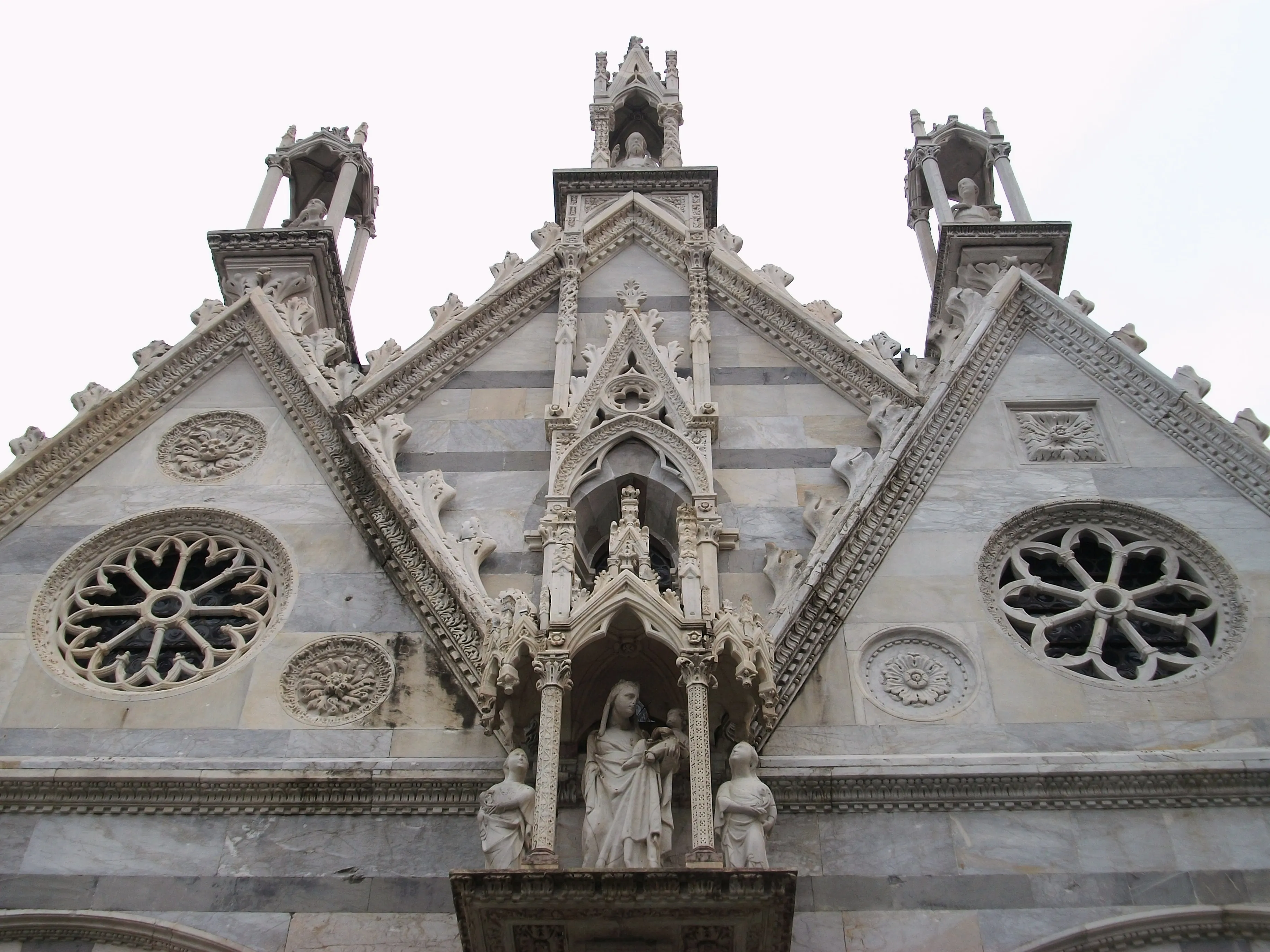 Representative view of Santa Maria della Spina in Pisa.