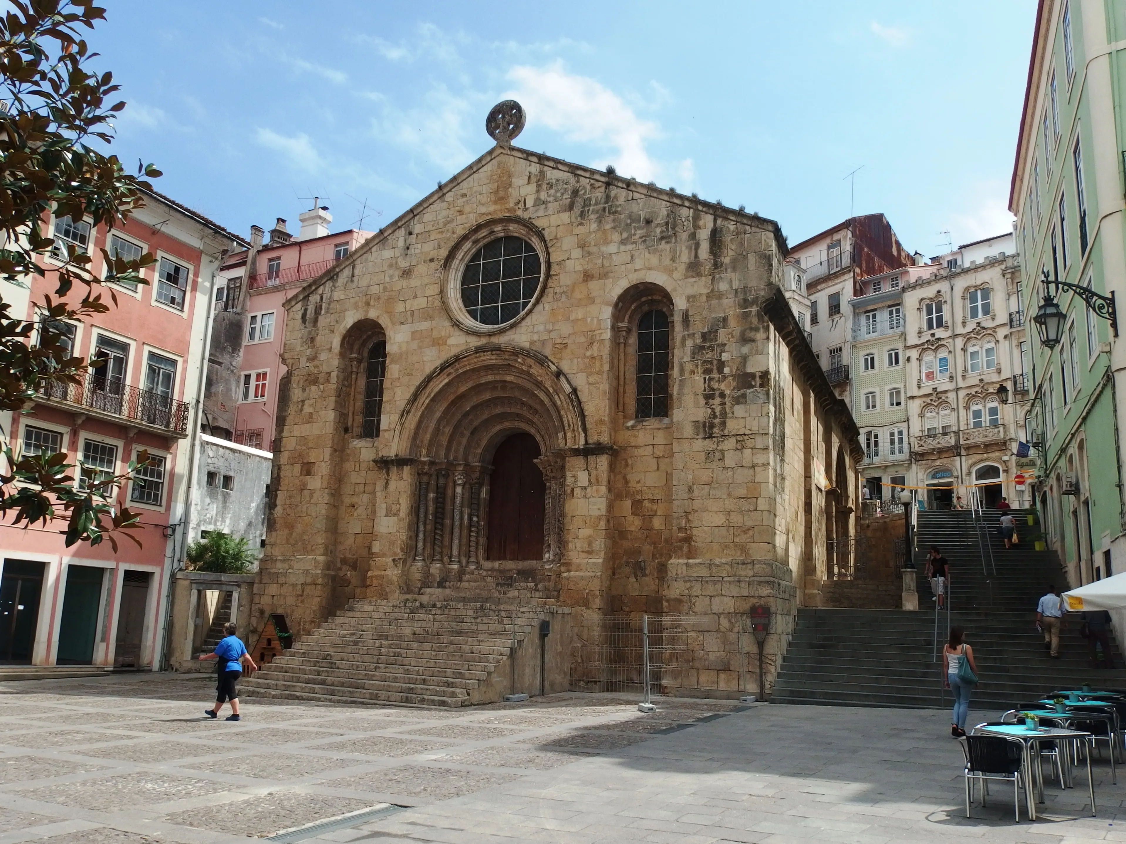 Widok reprezentatywny kościoła São Tiago w Coimbrze.