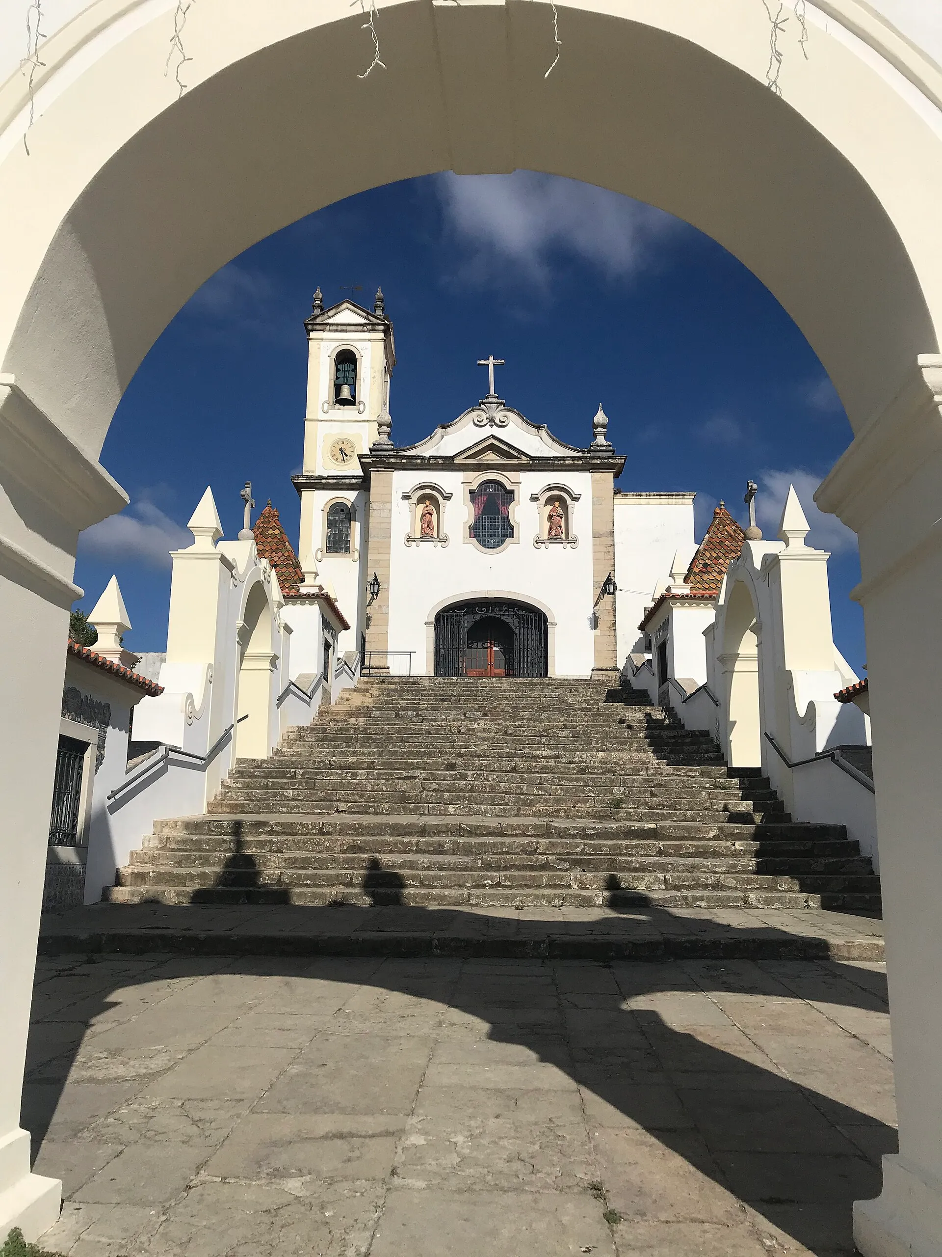 Vista exterior de la iglesia de Santo António dos Olivais en Coimbra.