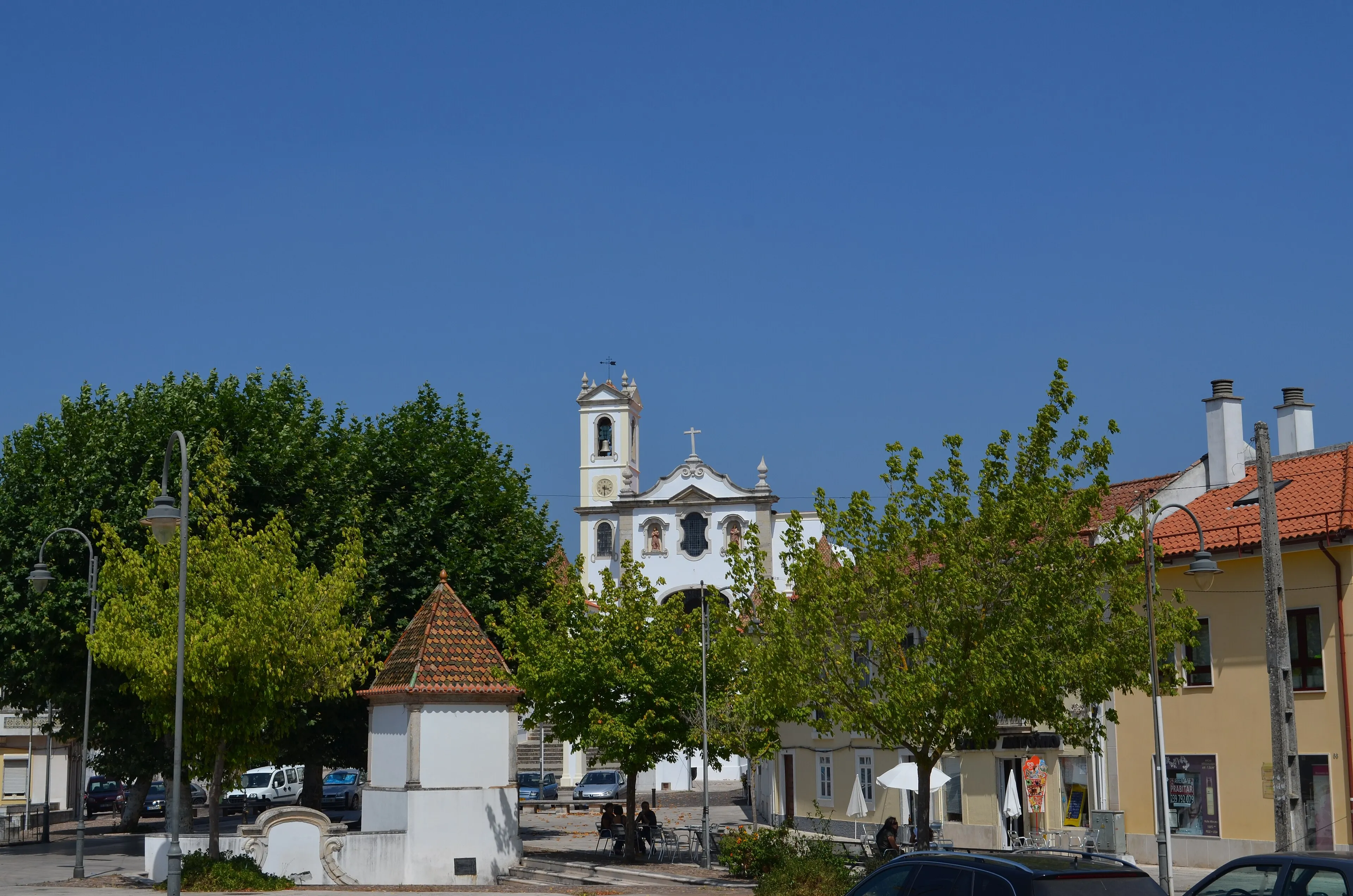 Vista exterior de la Iglesia de Santo António dos Olivais en Coímbra.