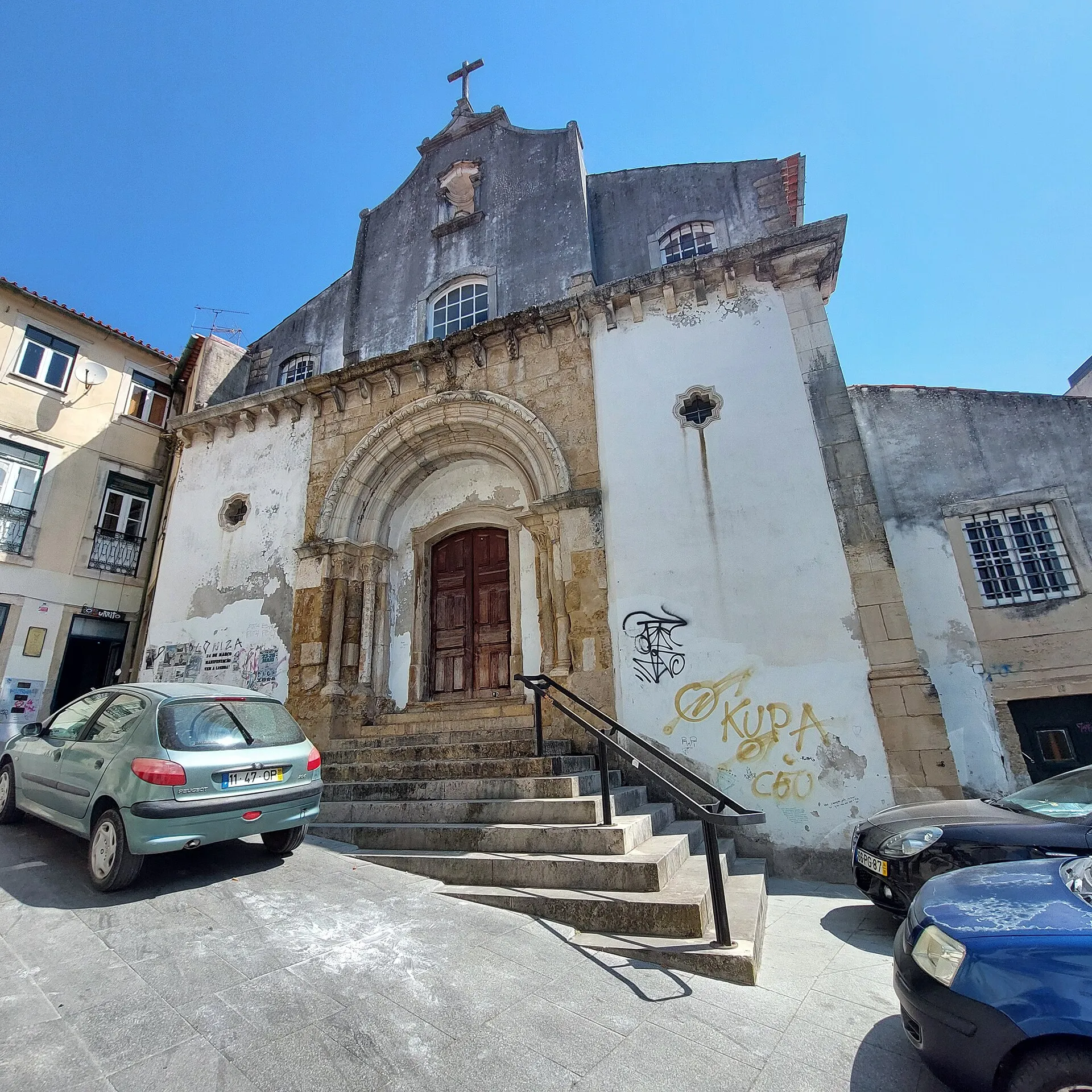 Buitenaanzicht 6 van de São Salvador-kerk aan het Largo de São Salvador in Coimbra.