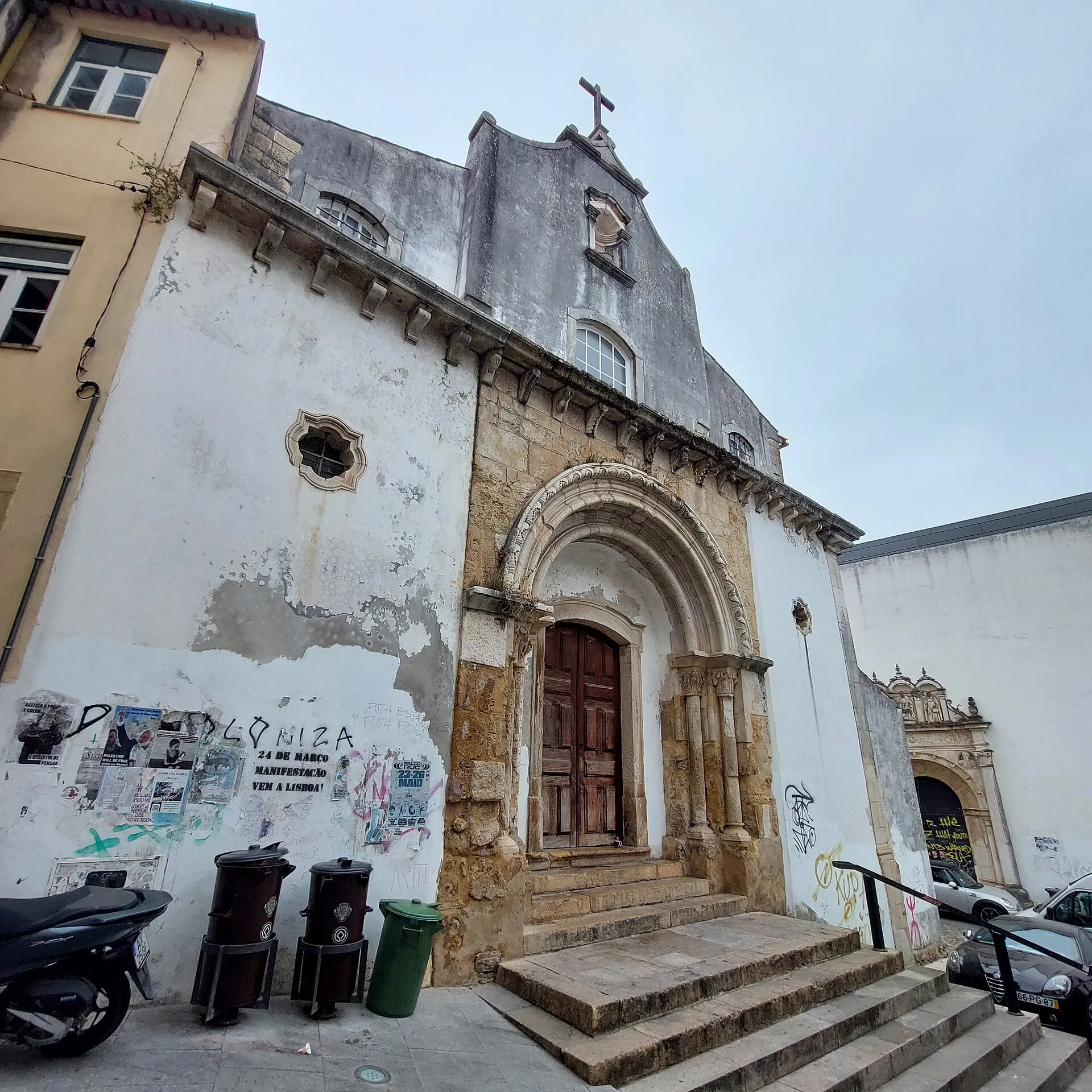 Buitenaanzicht 3 van de São Salvador-kerk aan het Largo de São Salvador in Coimbra.