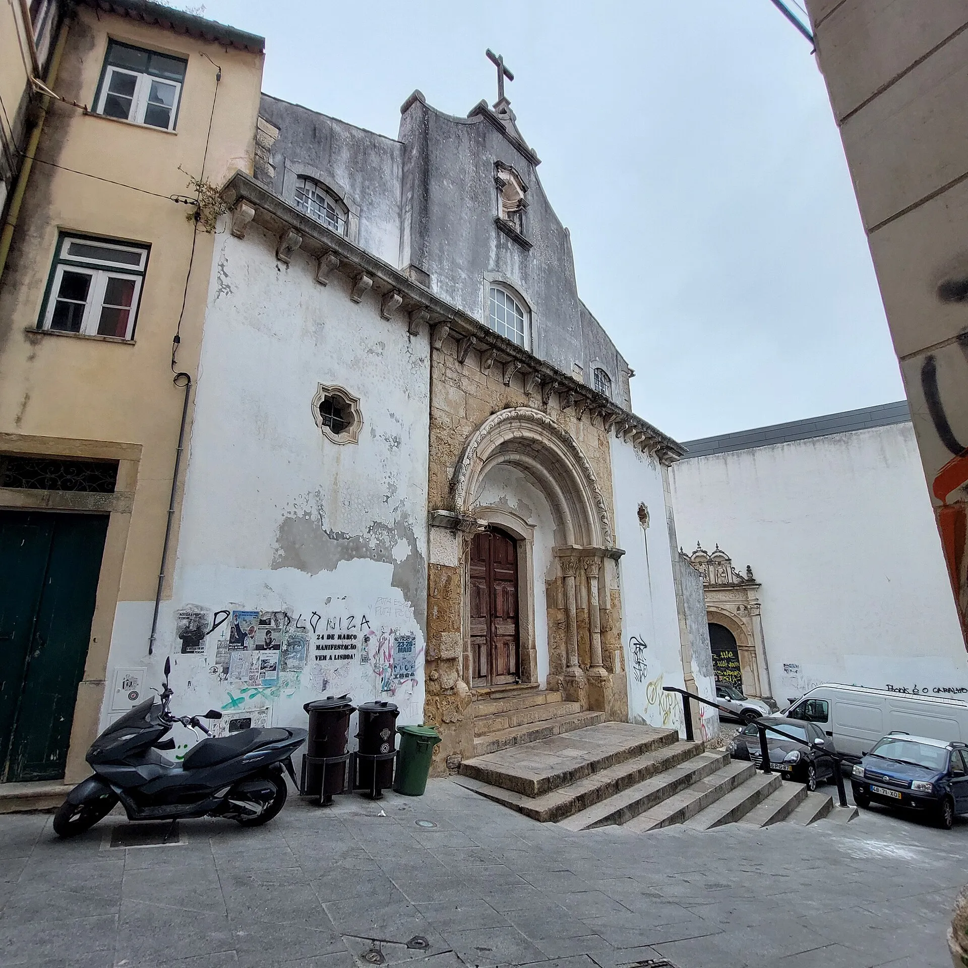 Buitenaanzicht 1 van de São Salvador-kerk aan het Largo de São Salvador in Coimbra.