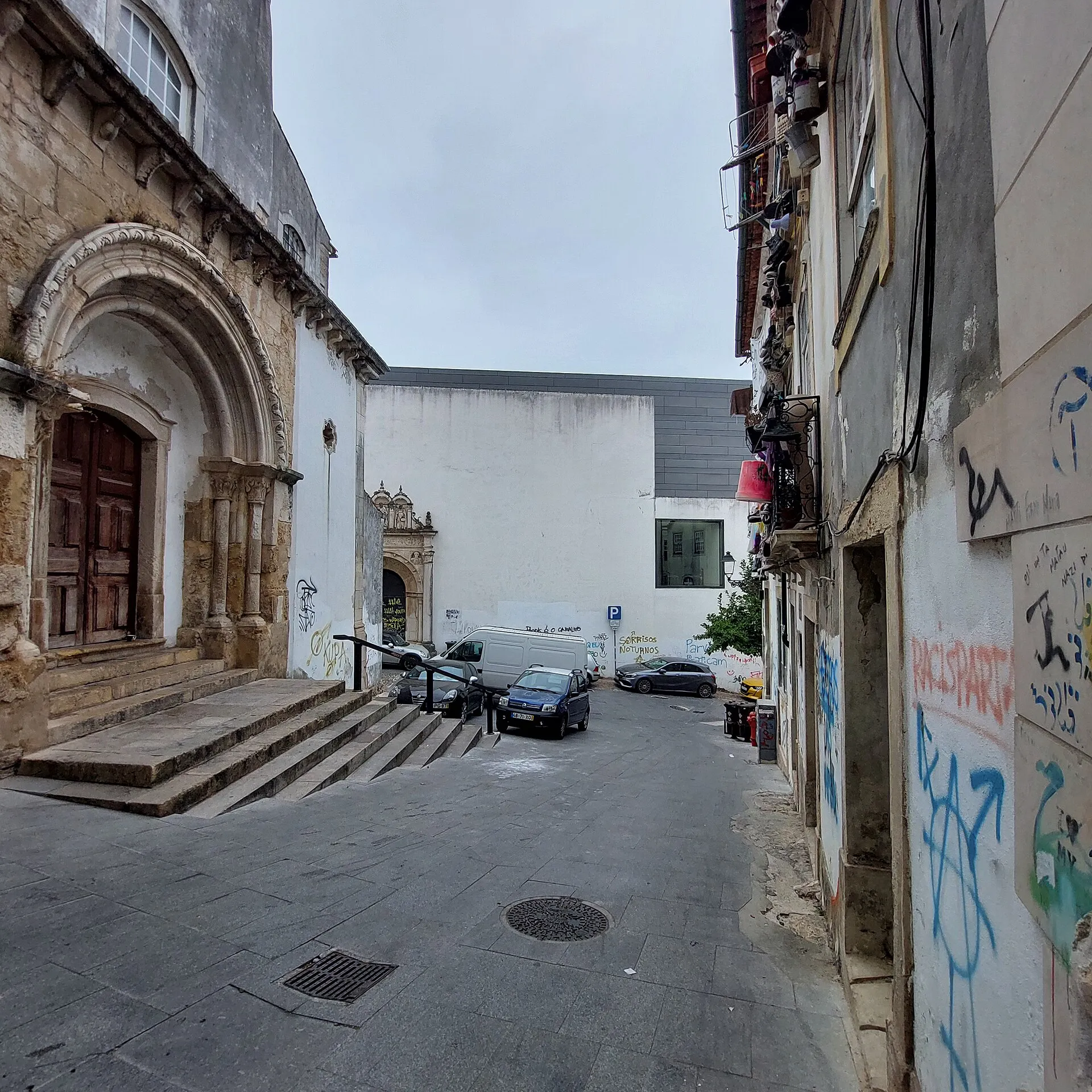 Buitenaanzicht 2 van de São Salvador-kerk aan het Largo de São Salvador in Coimbra.