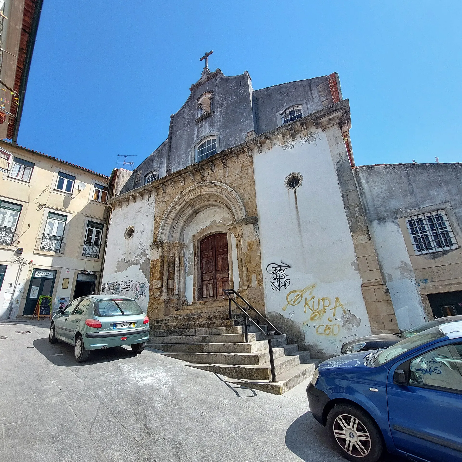 Buitenaanzicht 5 van de São Salvador-kerk aan het Largo de São Salvador in Coimbra.