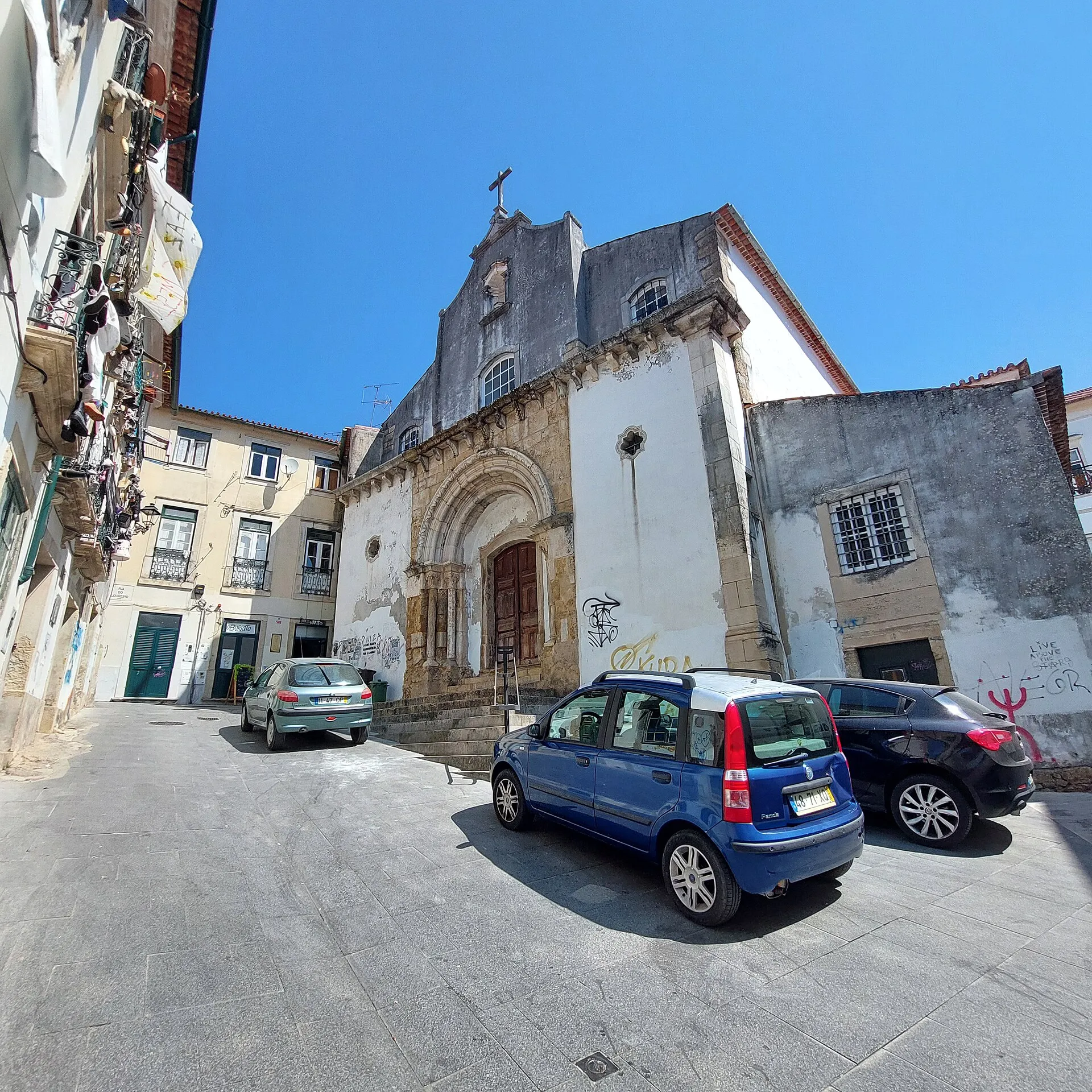 Buitenaanzicht 4 van de São Salvador-kerk aan het Largo de São Salvador in Coimbra.