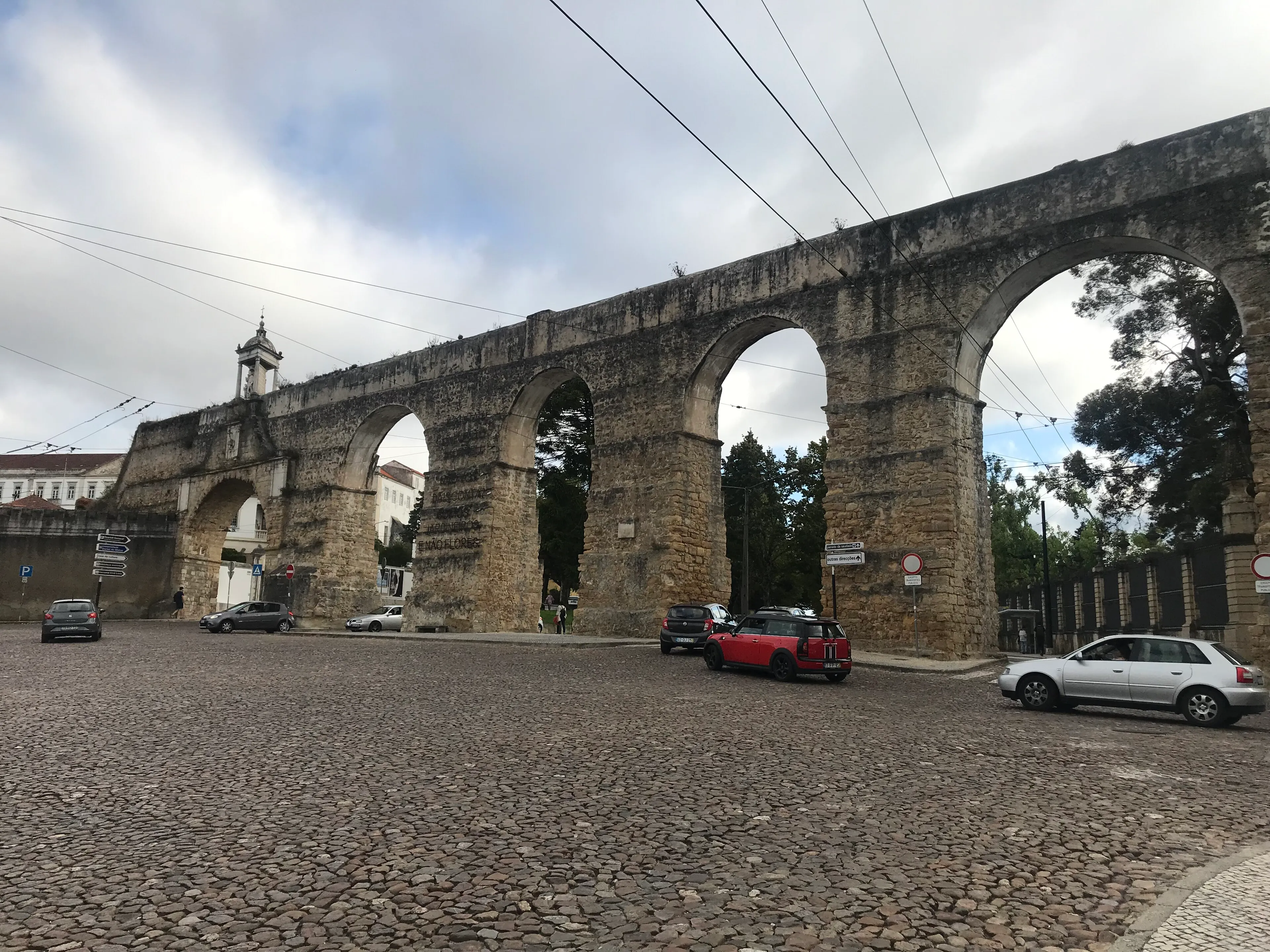 Representatief beeld van het Aquaduct São Sebastião in Coimbra.