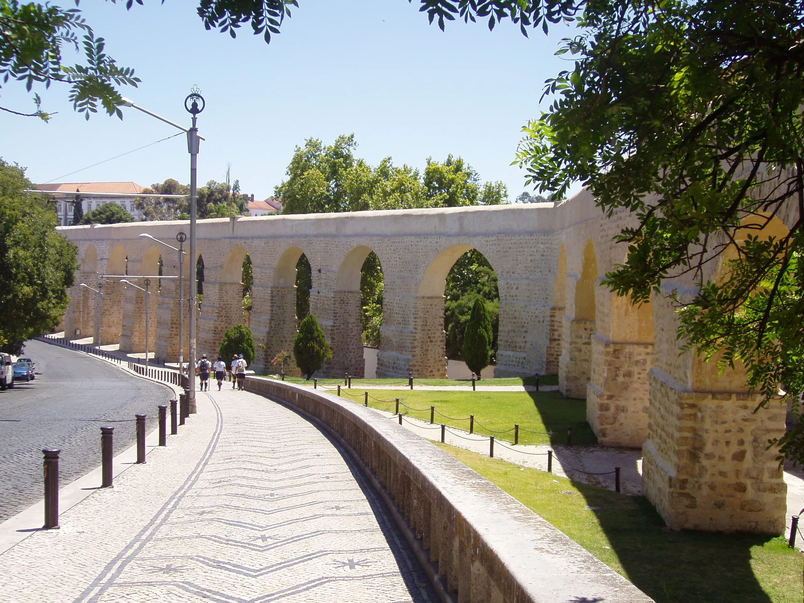 Representatief beeld van het aquaduct São Sebastião in Coimbra.
