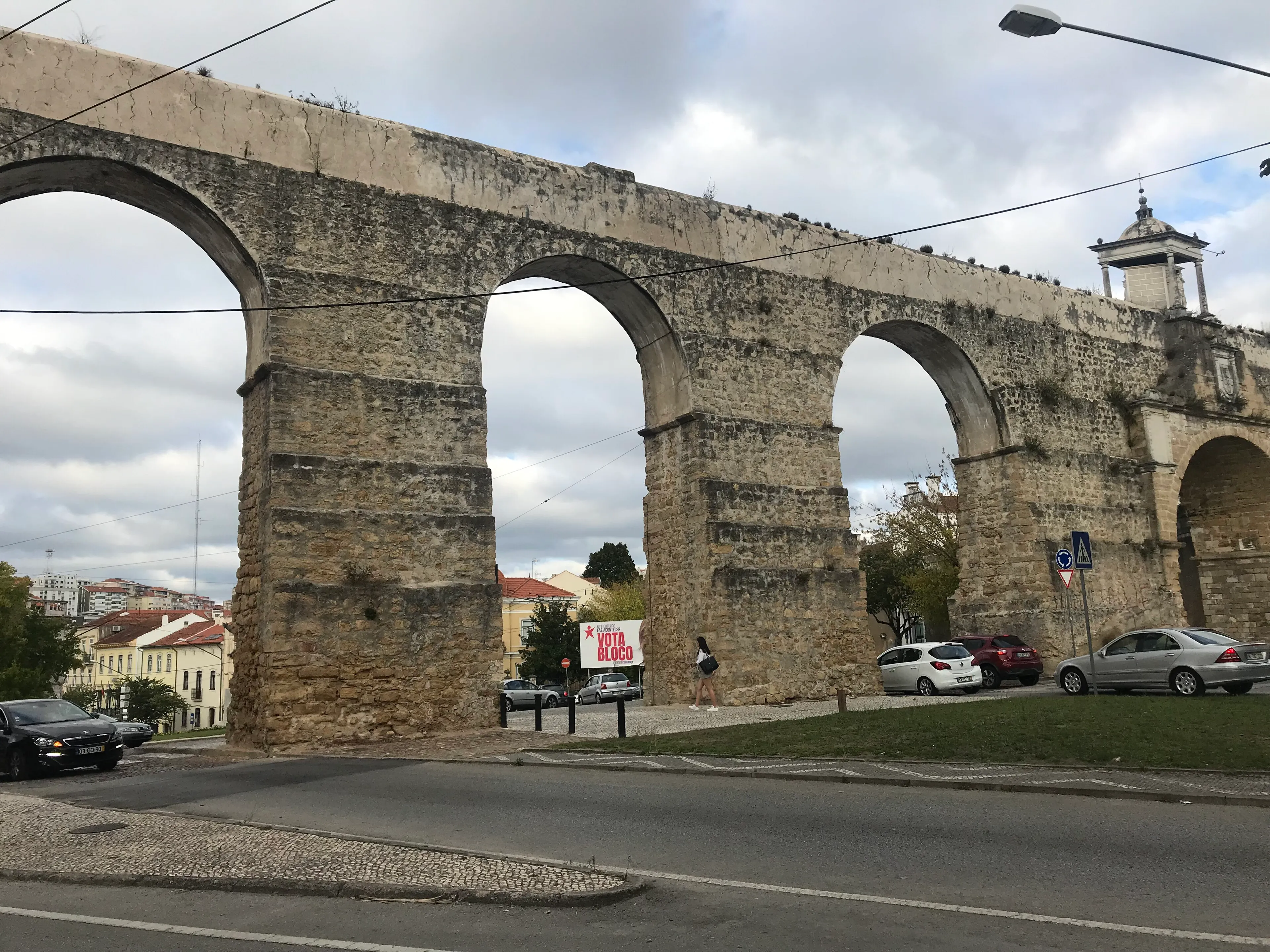 Representatief beeld van het aquaduct São Sebastião in Coimbra.