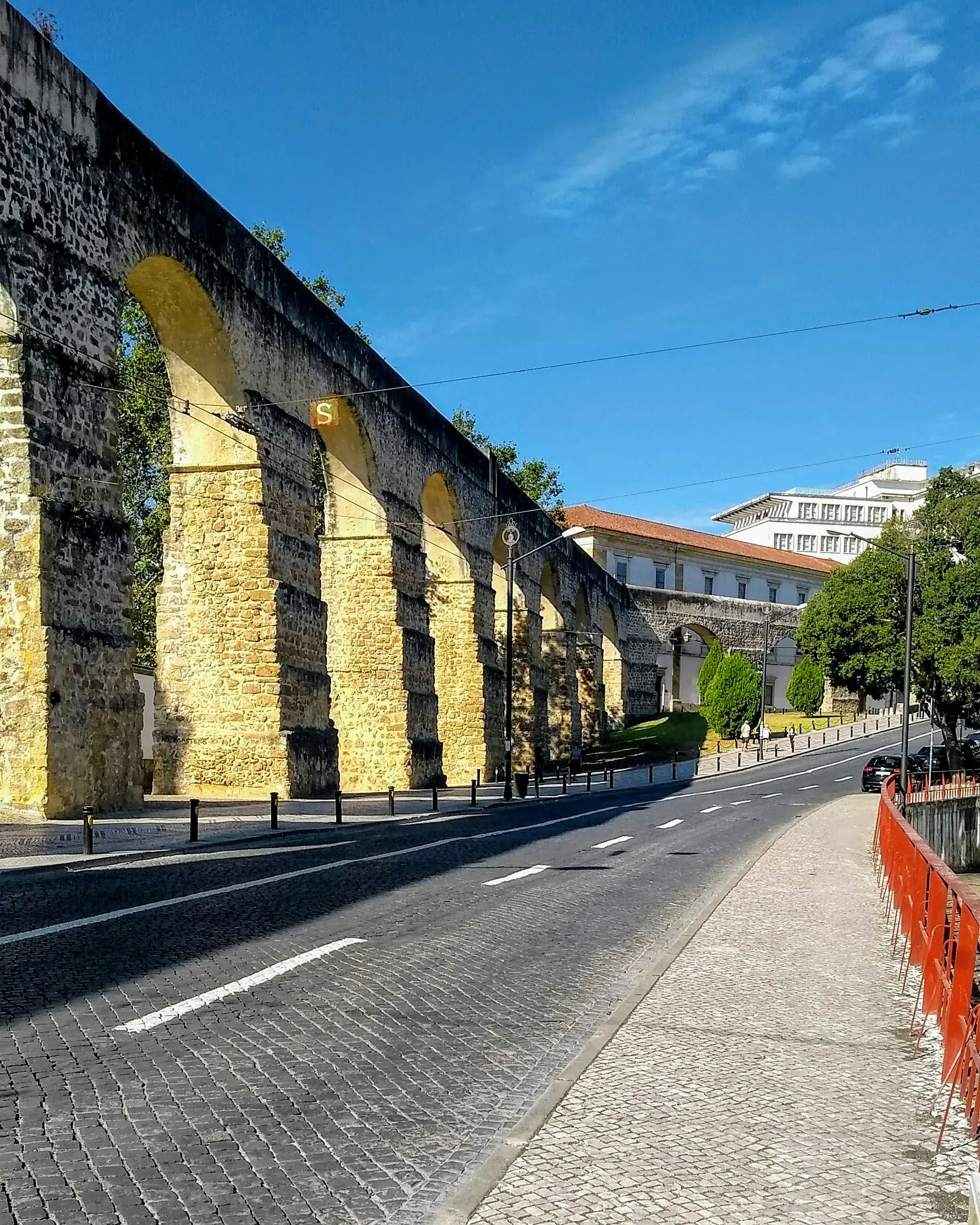 Exterieur aanzicht van het São Sebastião-aquaduct in Coimbra.