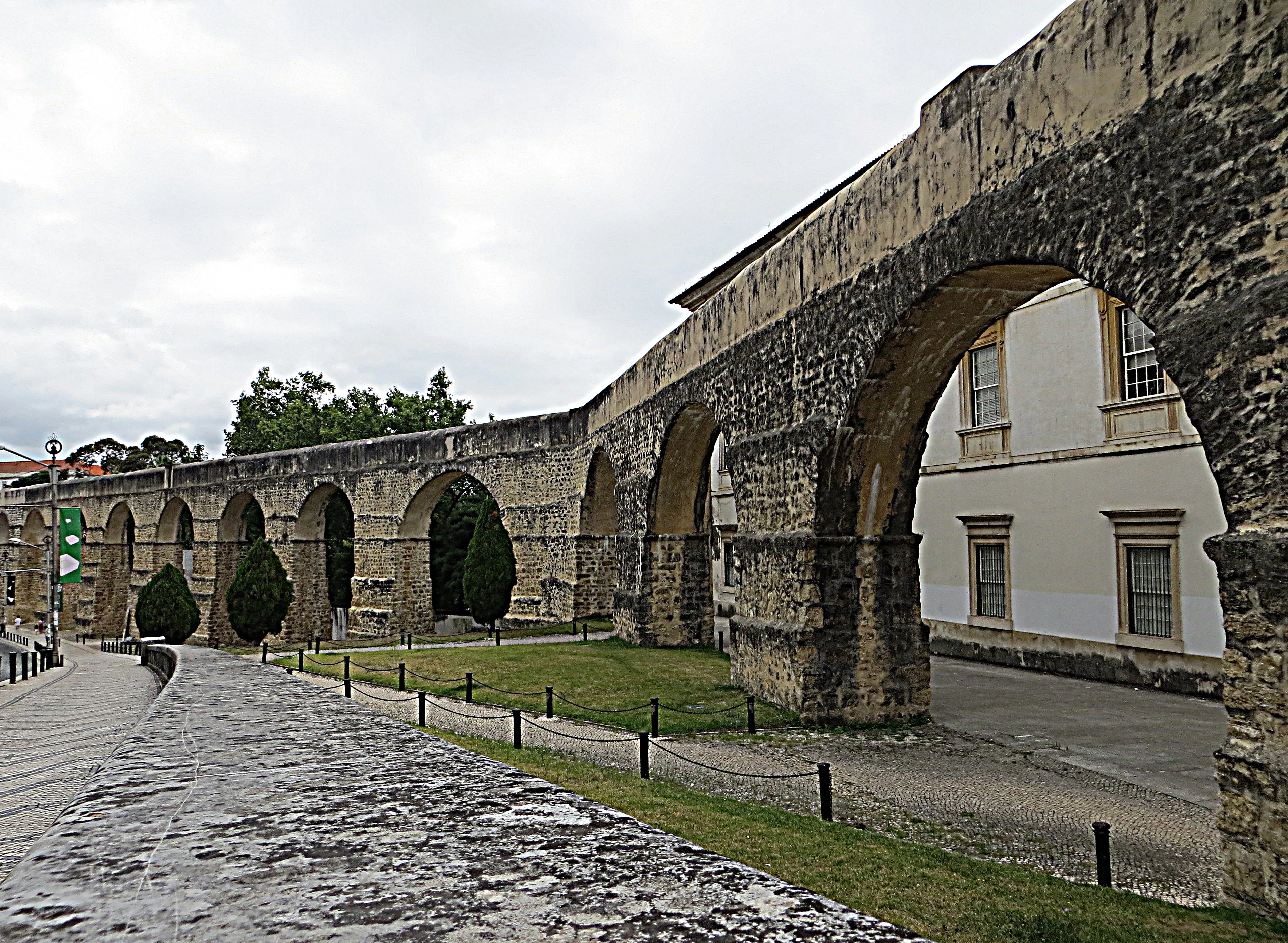 Representatief beeld van het aquaduct São Sebastião in Coimbra.