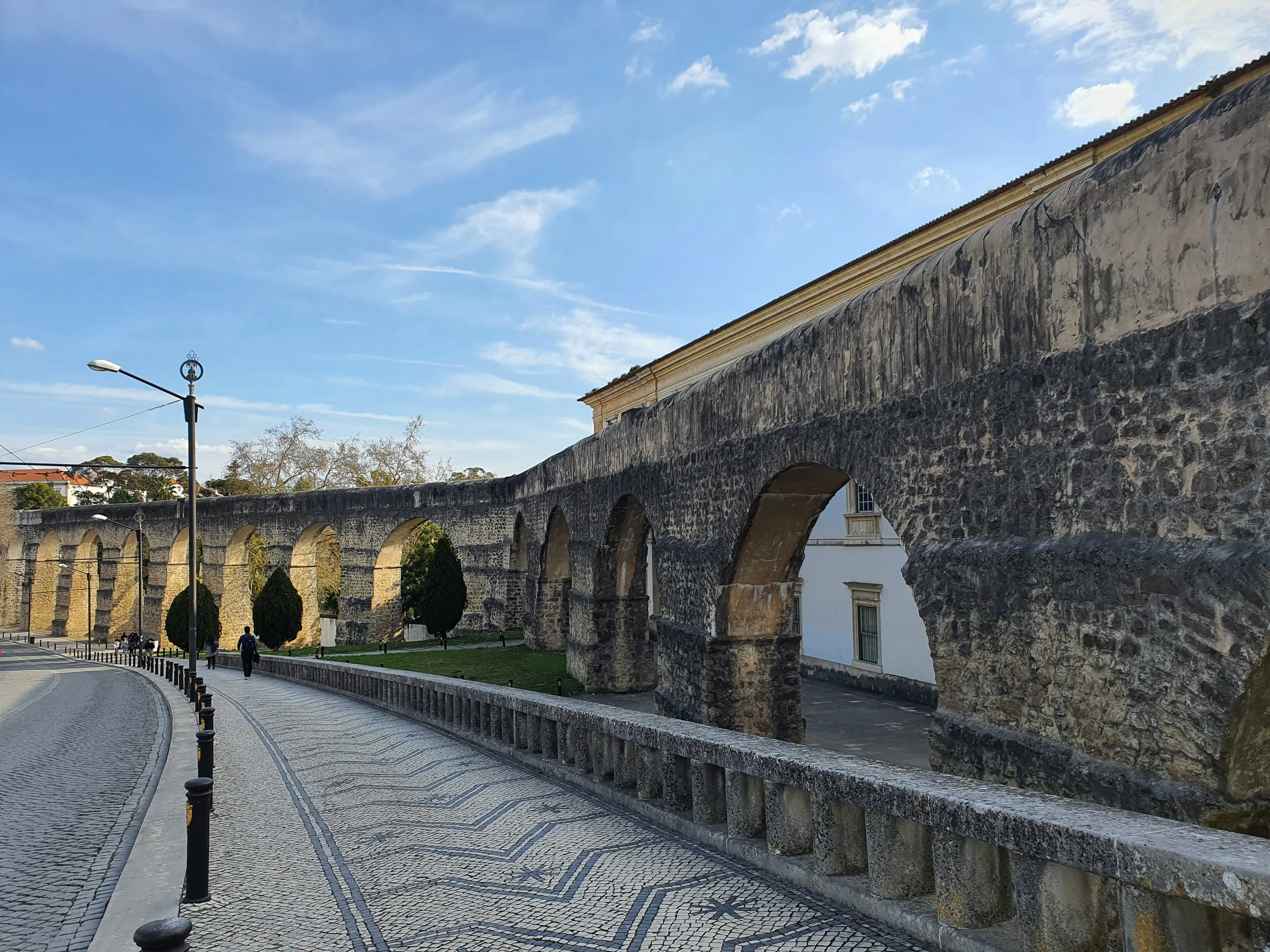 Representatief aanzicht van het Aquaduct van São Sebastião in Coimbra.