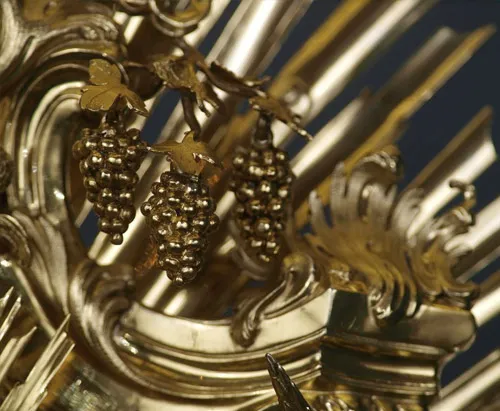 close-up van gouden metaalwerk met druiventrossen en bladeren