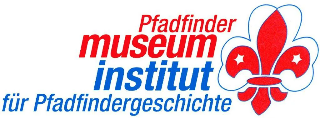 Logo for Pfadfinder museum institut für Pfadfindergeschichte with red and blue text and a red fleur-de-lis symbol