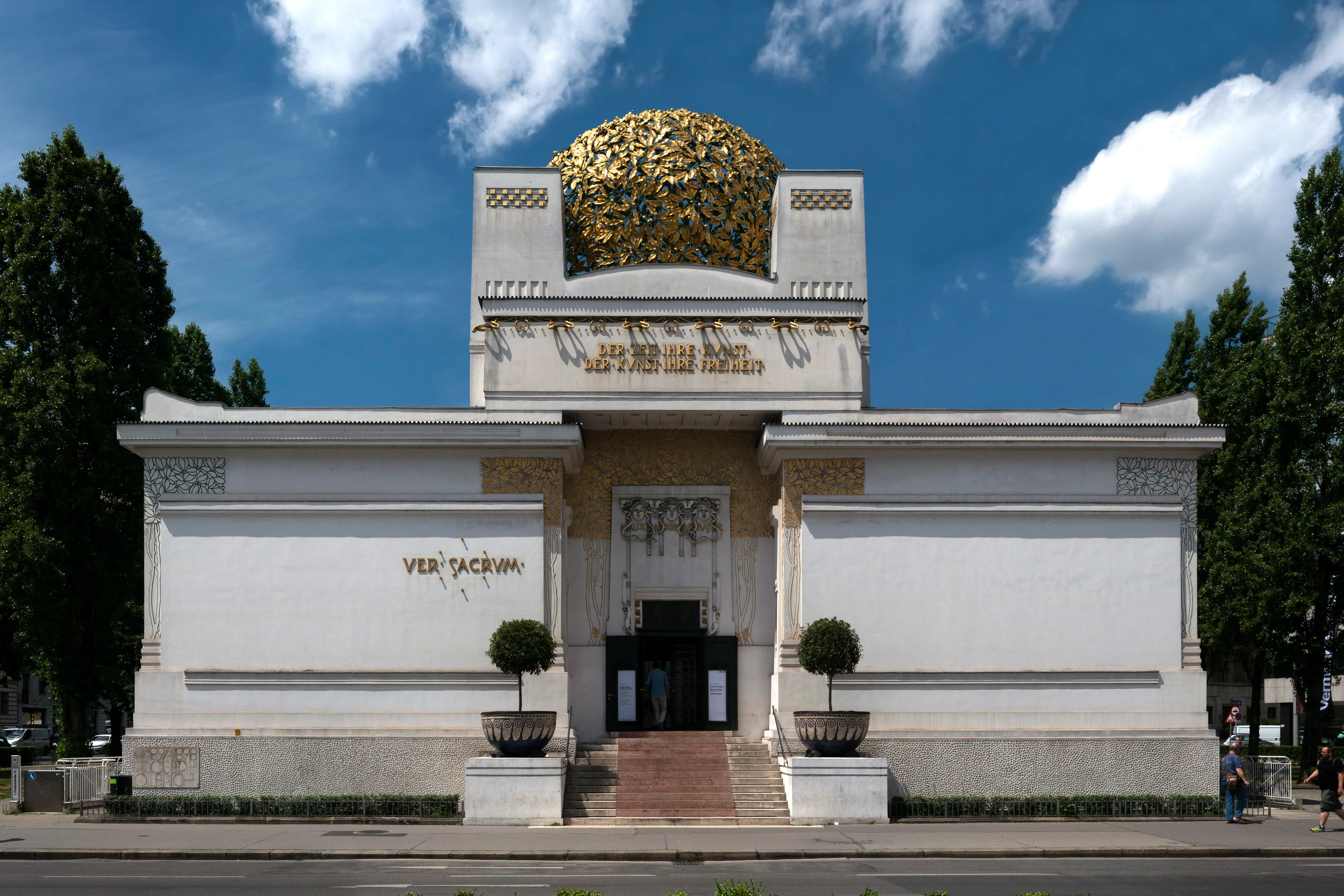 Museum opening-hours graphic for Secession