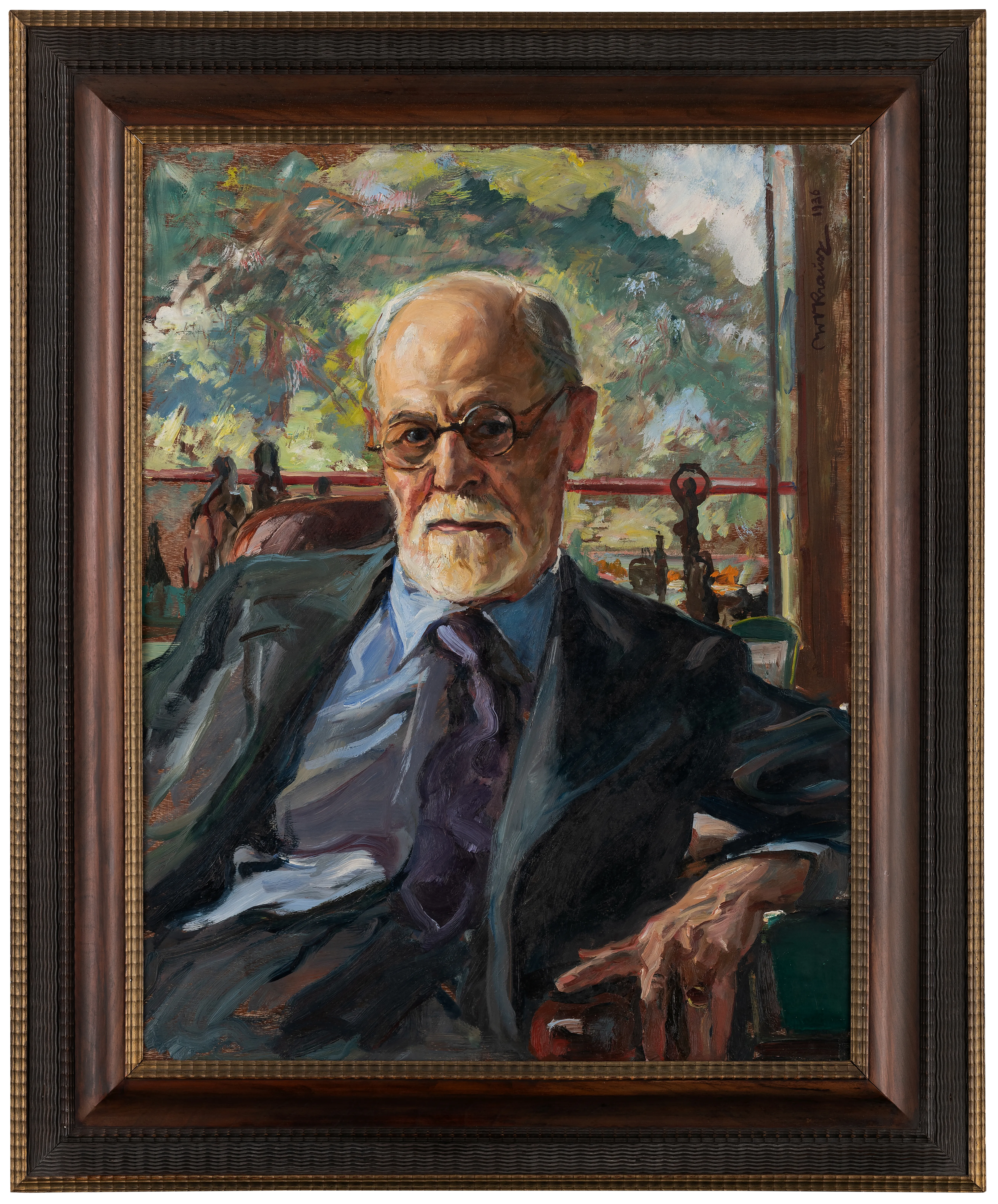 Een ingelijst schilderij van Sigmund Freud, zittend in een stoel, gekleed in een pak en bril, met een wazige buitenscène op de achtergrond.