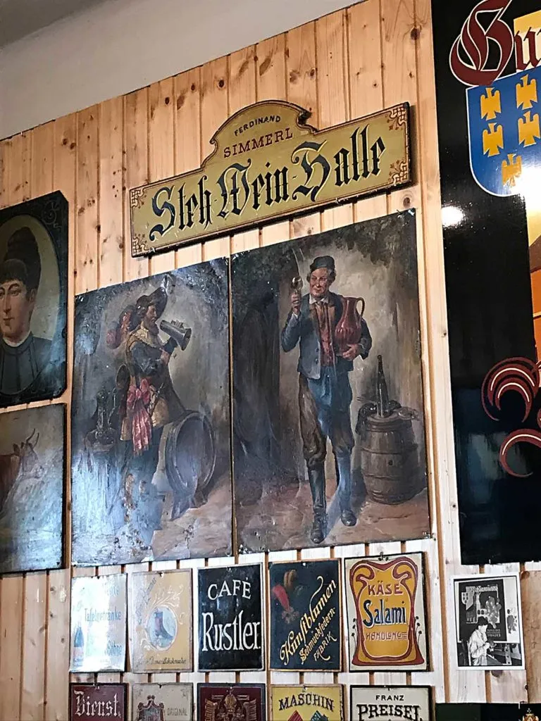 pinturas de letreros vintage y anuncios escritos a mano en una pared de madera
