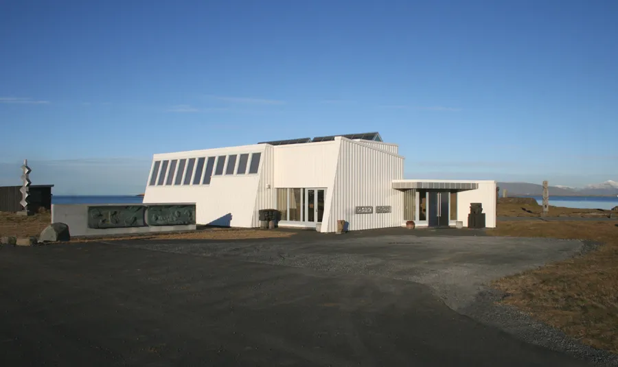 Edificio modernista blanco con grandes ventanales rectangulares cerca del mar, el Museo Sigurjón Ólafsson