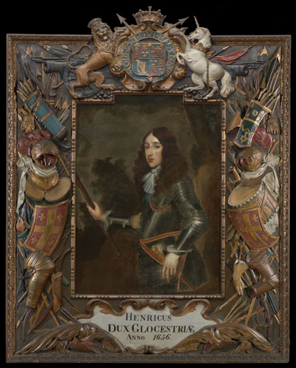 Retrato de un hombre con armadura y largo cabello oscuro sosteniendo un bastón de mando, situado en un marco de madera tallada ornamentado con un león, un unicornio, un escudo de armas y armaduras, con la inscripción Henricus Dux Glocestriae Anno 1636