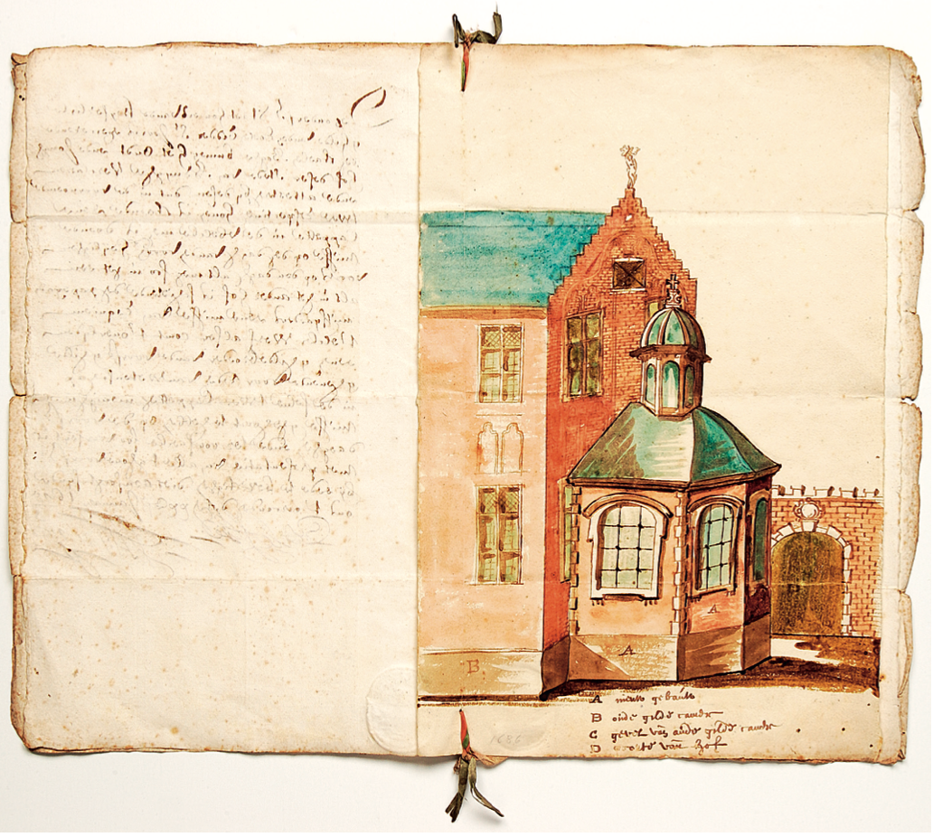 Página de manuscrito abierta con denso texto manuscrito a la izquierda y una ilustración en acuarela de un edificio de ladrillo con una torreta octogonal de techo verde a la derecha, encuadernada con cordeles.