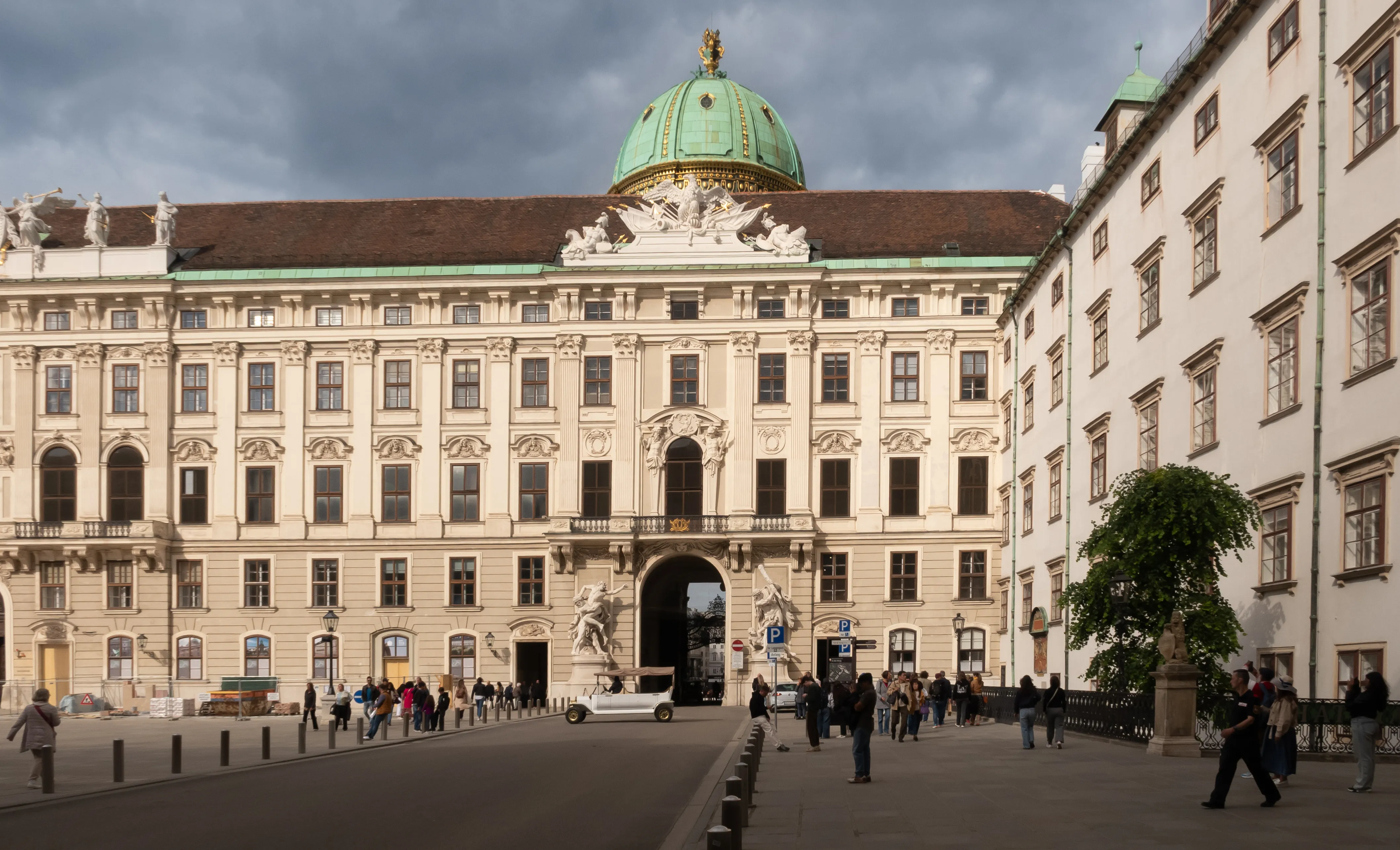 Het Sisi Museum exterieur met een groot gebouw met een groene koepel, klassieke architectuur en mensen die ervoor lopen