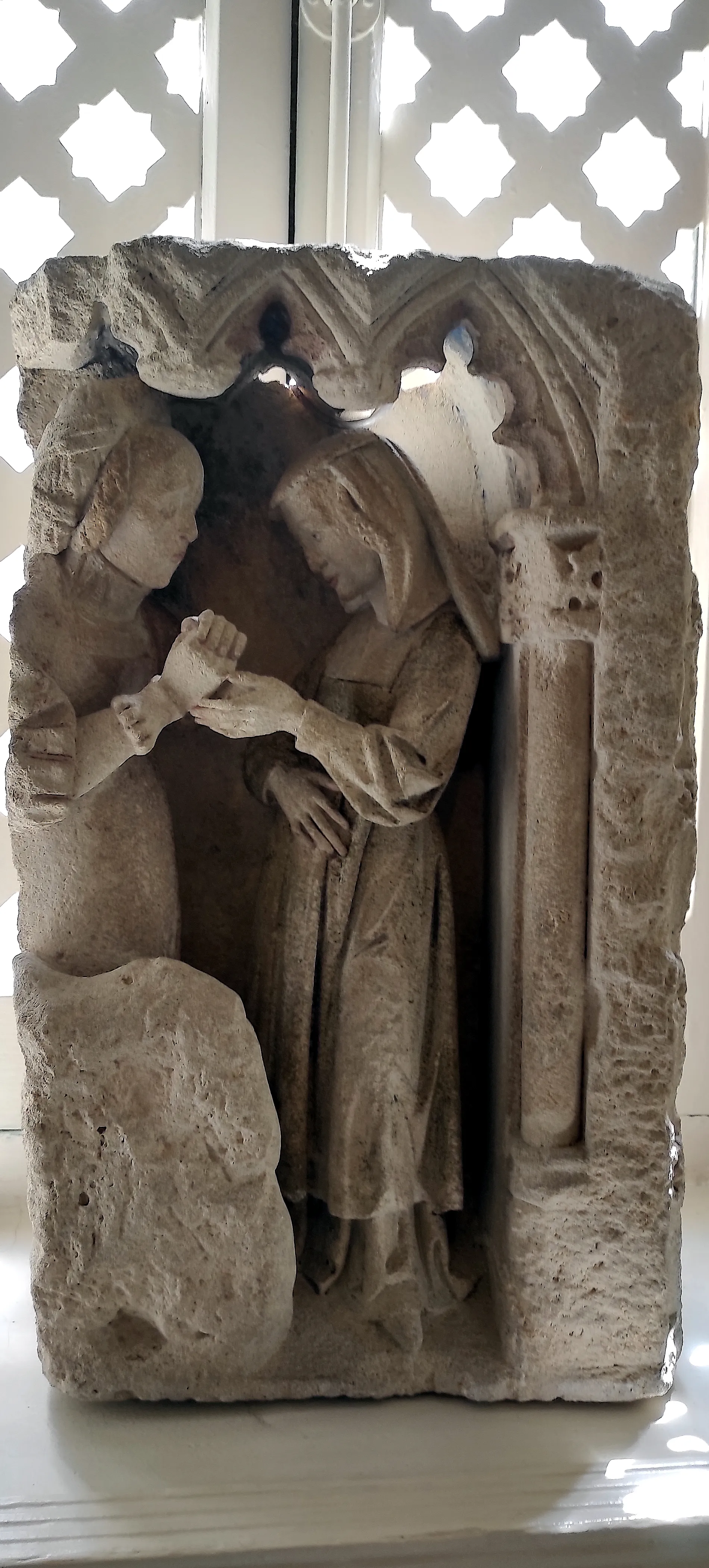 stenen reliëfsculptuur van twee figuren in historische kledij