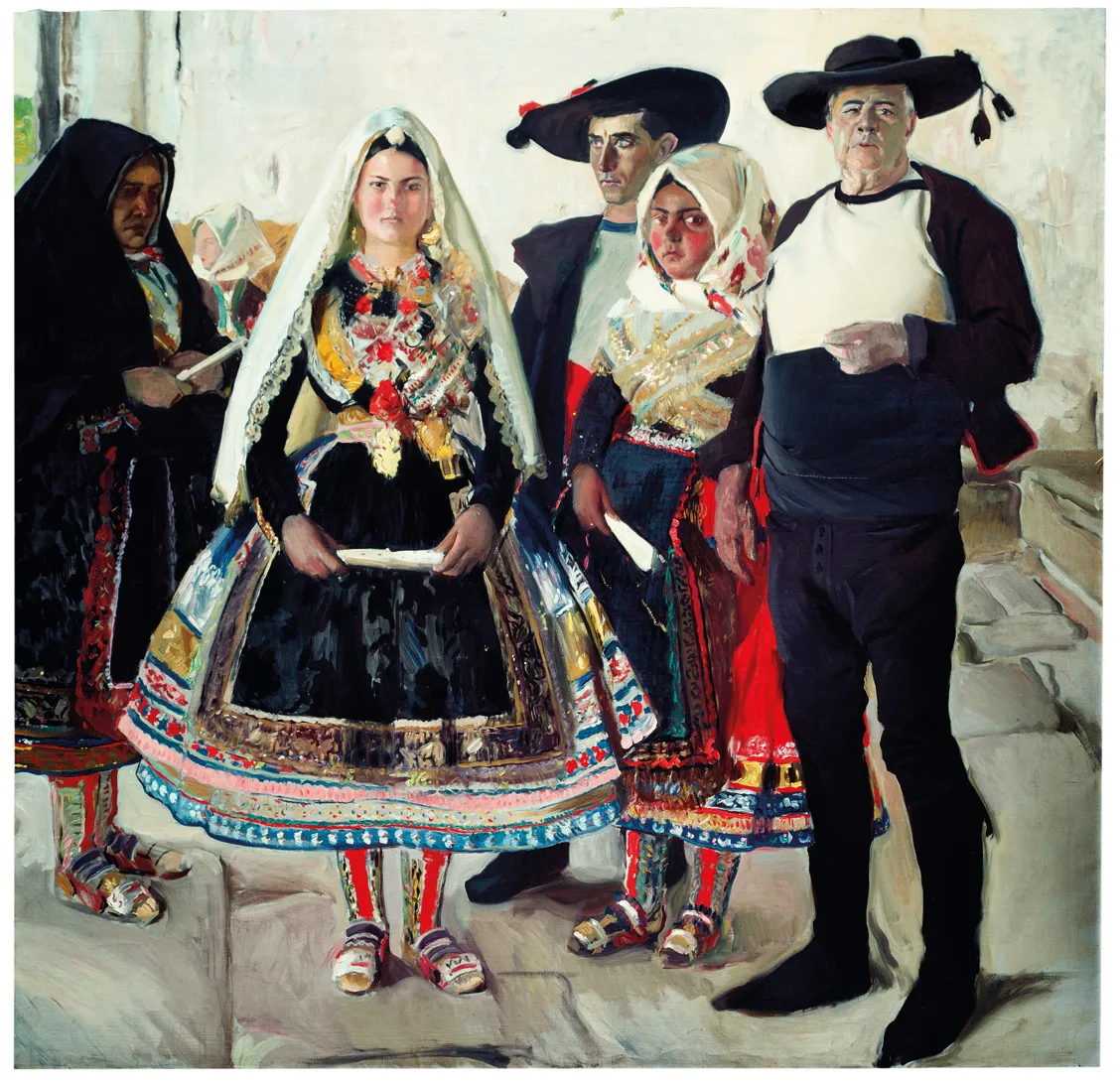 Een schilderij van vijf mensen in traditionele Spaanse kleding, waaronder een vrouw in een witte sluier en een kleurrijke jurk, staande op stenen treden.