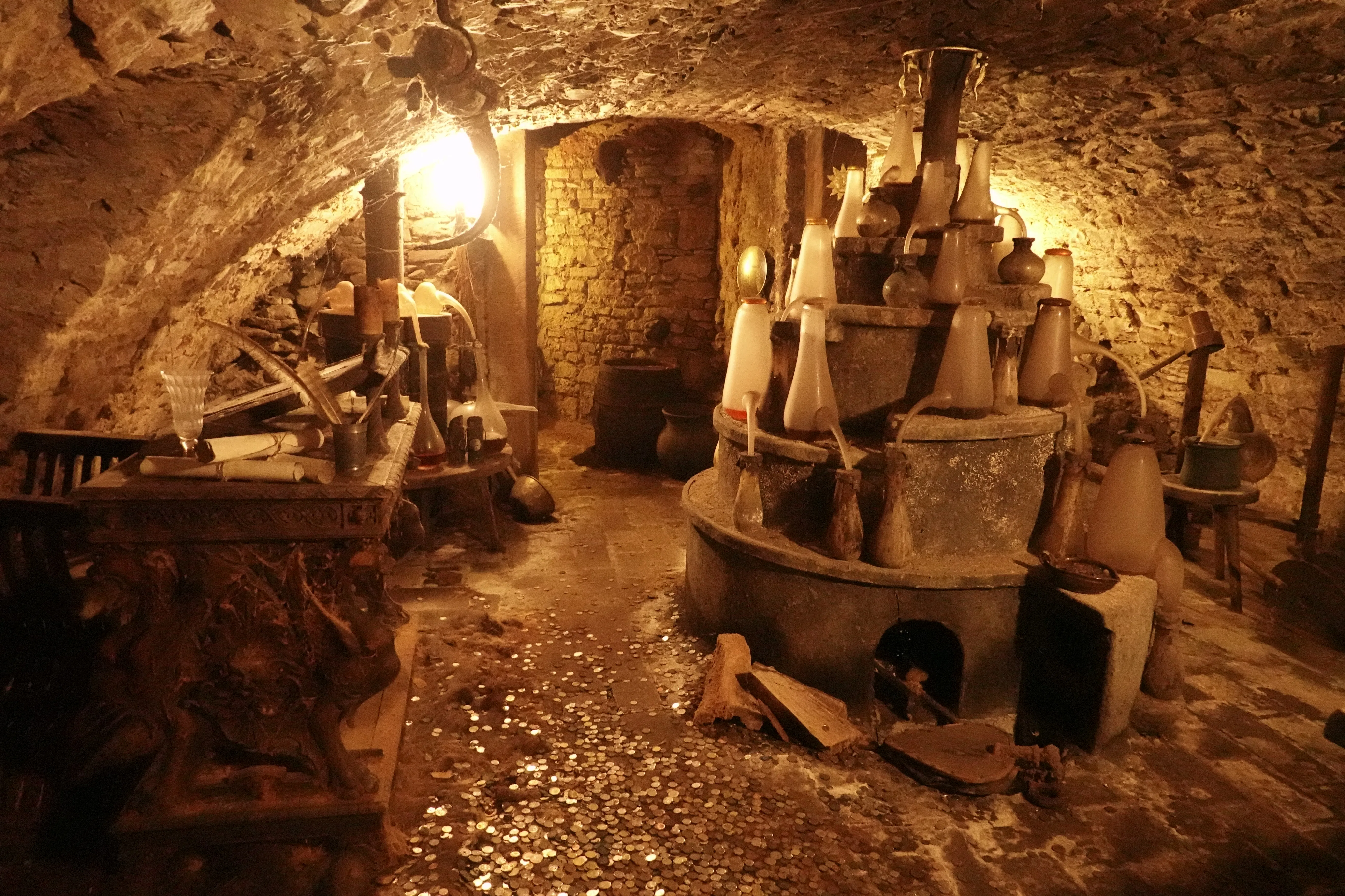 ondergrondse stenen kamer met alchemistische apparatuur en warme verlichting