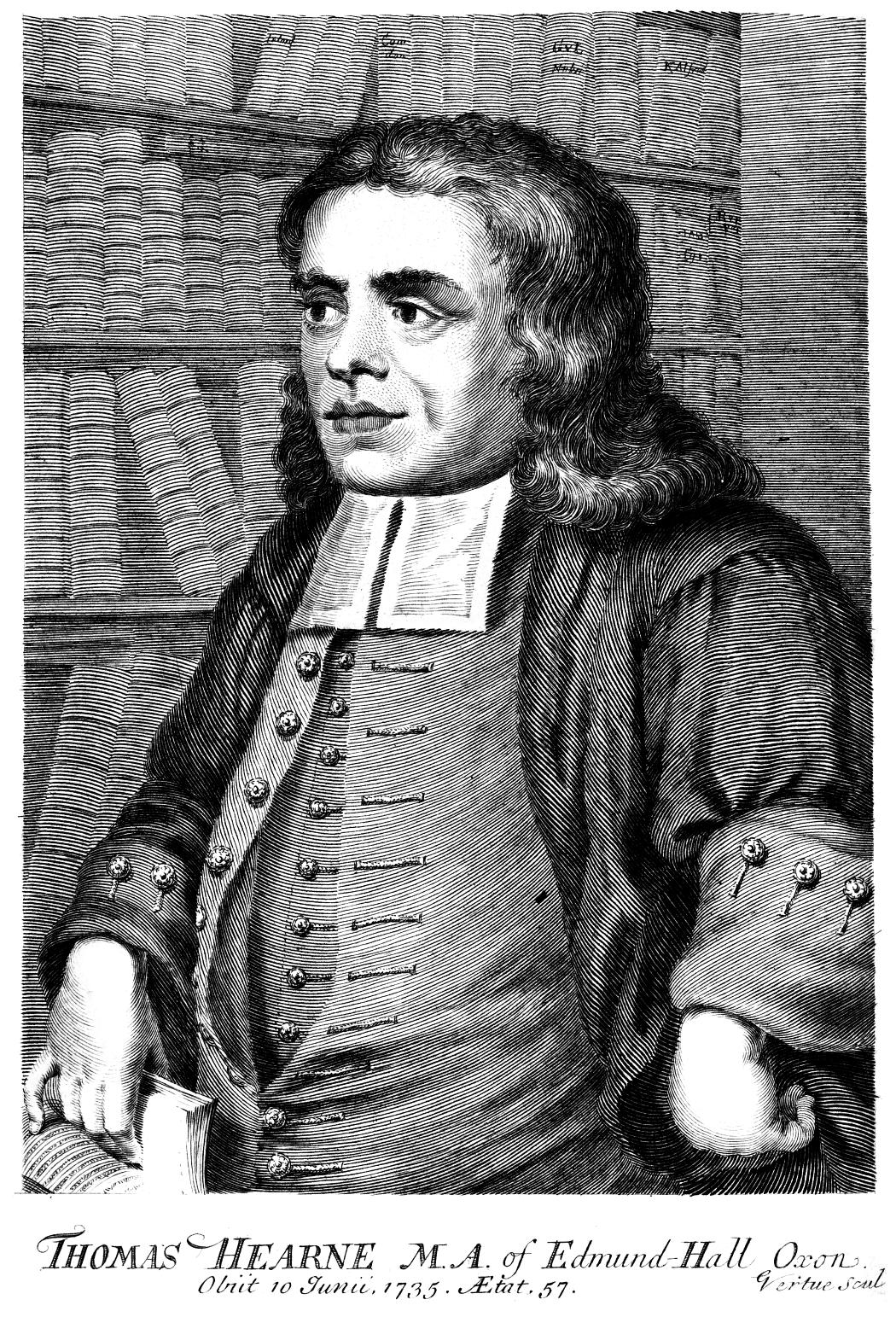 Retrato grabado de Thomas Hearne con vestimenta clerical de pie frente a unas estanterías, con una inscripción en la parte inferior