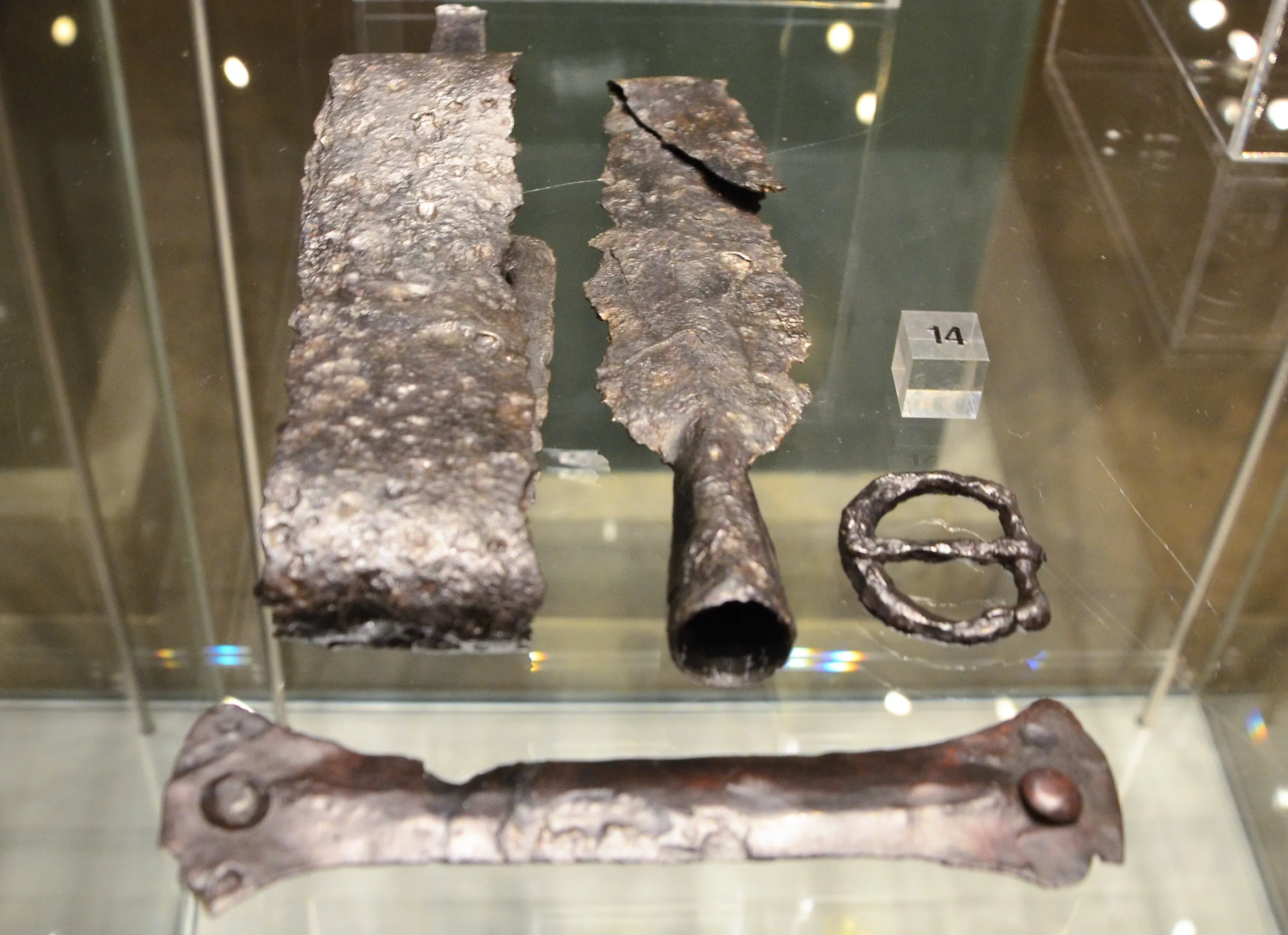Oude metalen artefacten in een glazen vitrine