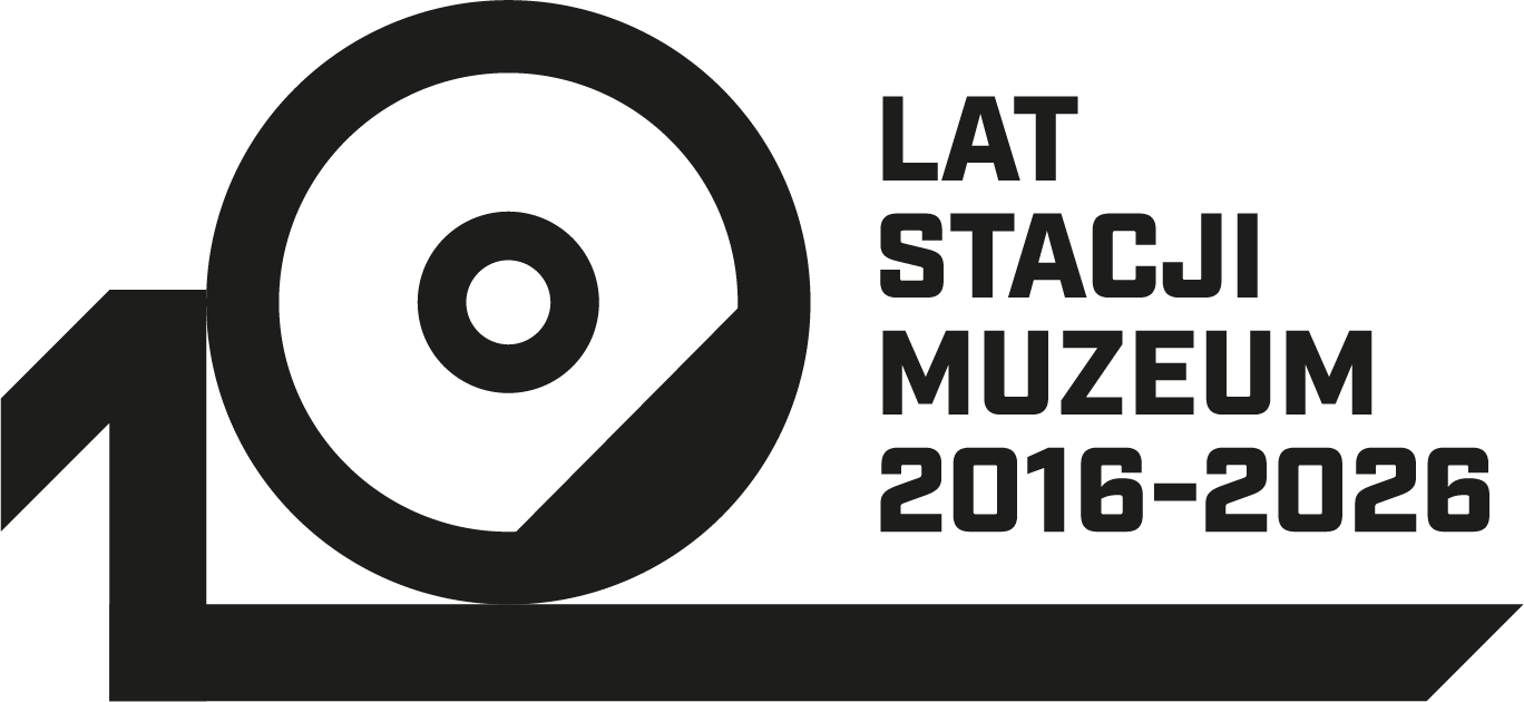 czarno-białe logo z okrągłym wzorem koła kolejowego i napisem 'LAT STACJI MUZEUM 2016-2026'
