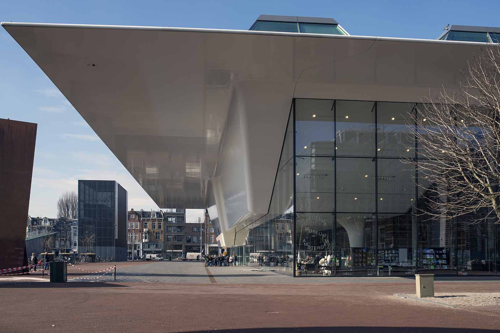 Moderne witte overhangende structuur en glazen gevel van het Stedelijk Museum Amsterdam