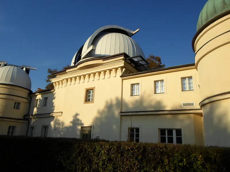 El Observatorio Štefánik con sus tejados abovedados y paredes de color crema bajo un cielo azul claro