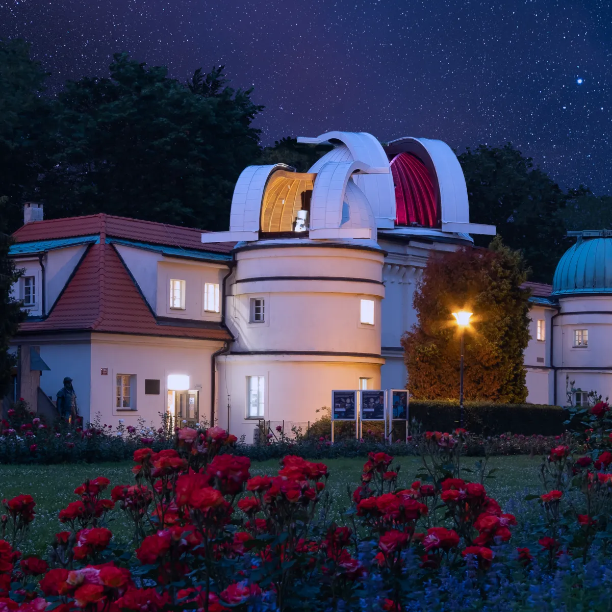 Observatorio Štefánik por la noche con cúpulas iluminadas y un cielo estrellado