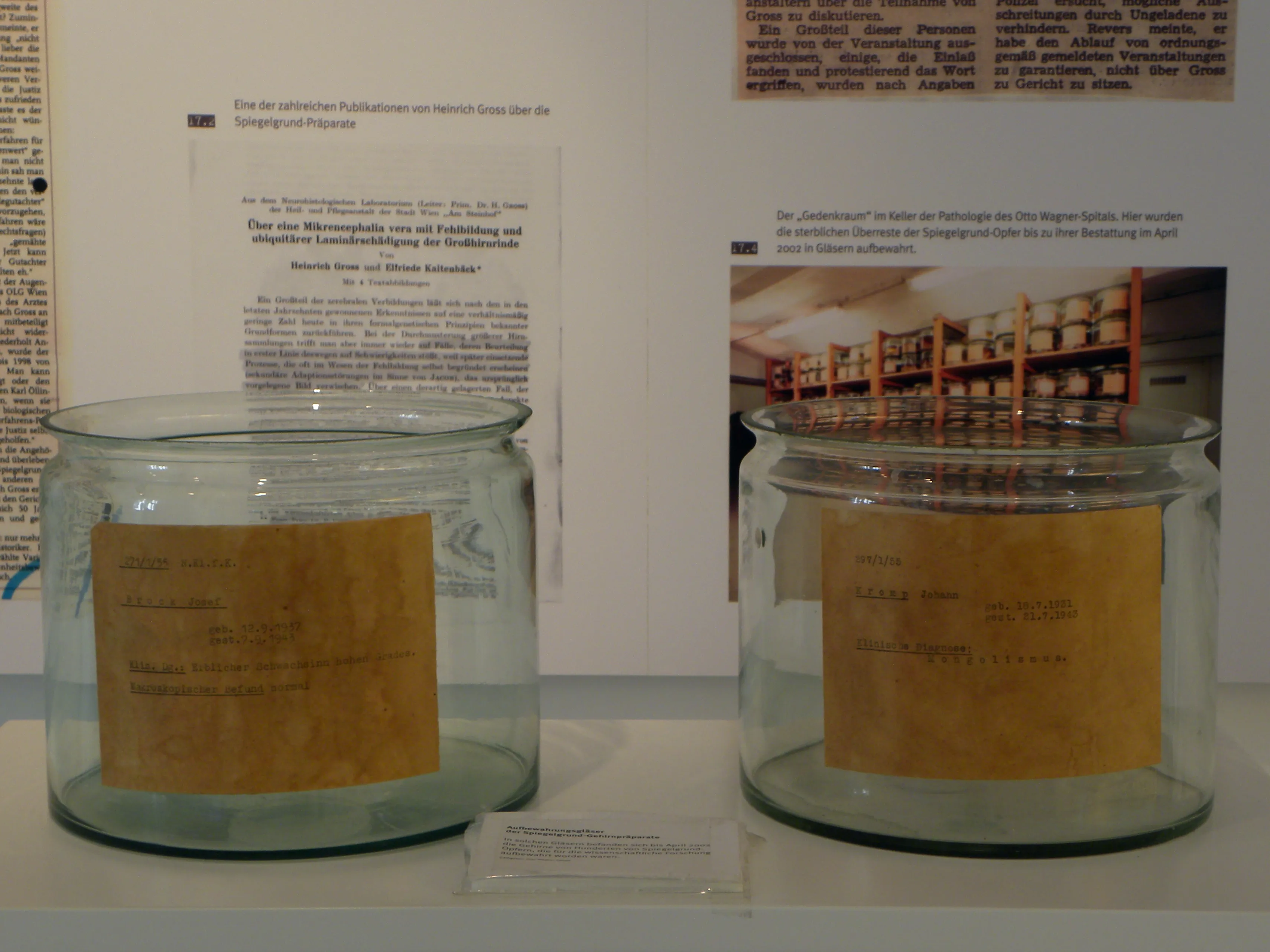 Dos frascos de vidrio con etiquetas de madera en exhibición en una exposición
