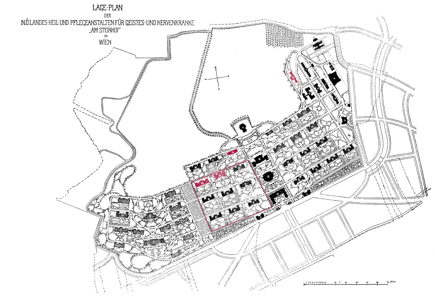 plano del sitio en blanco y negro del memorial Steinhof que muestra edificios, senderos y un área resaltada en rojo