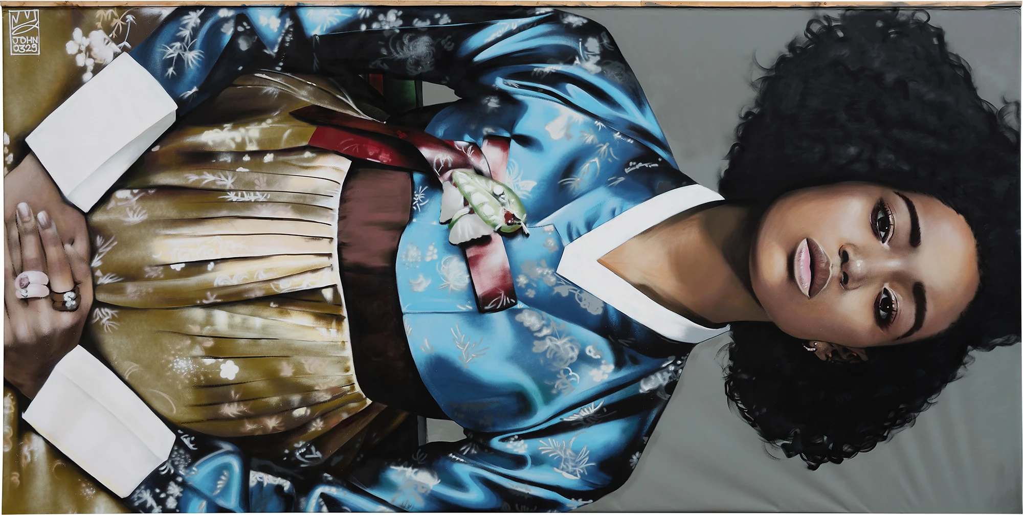 Vrouw in traditionele Koreaanse hanbok in blauw en goud met groot afrokapsel, geschilderd portret