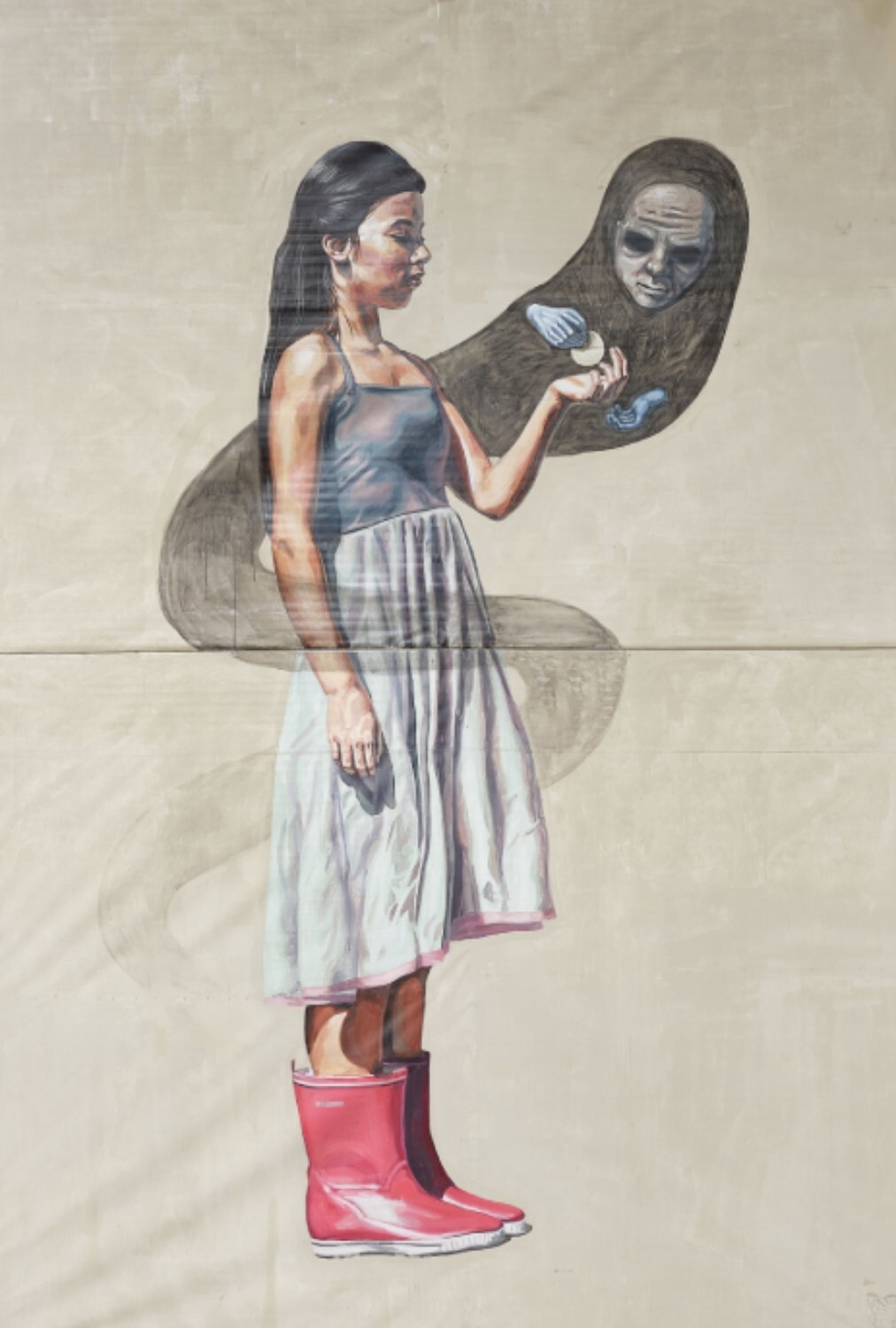 Vrouw in grijze tanktop en witte rok met rode laarzen die object vasthoudt, met spookachtige figuur op achtergrond, street art muurschildering