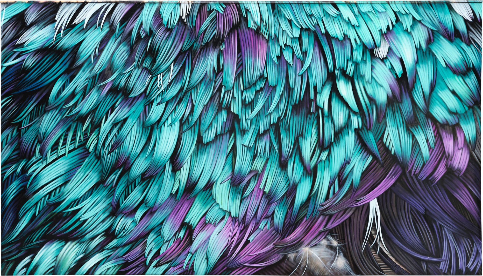 Close-up van getextureerde straatkunst met overlappende, veerachtige patronen in de kleuren cyaan, blauw en paars met zwarte accenten