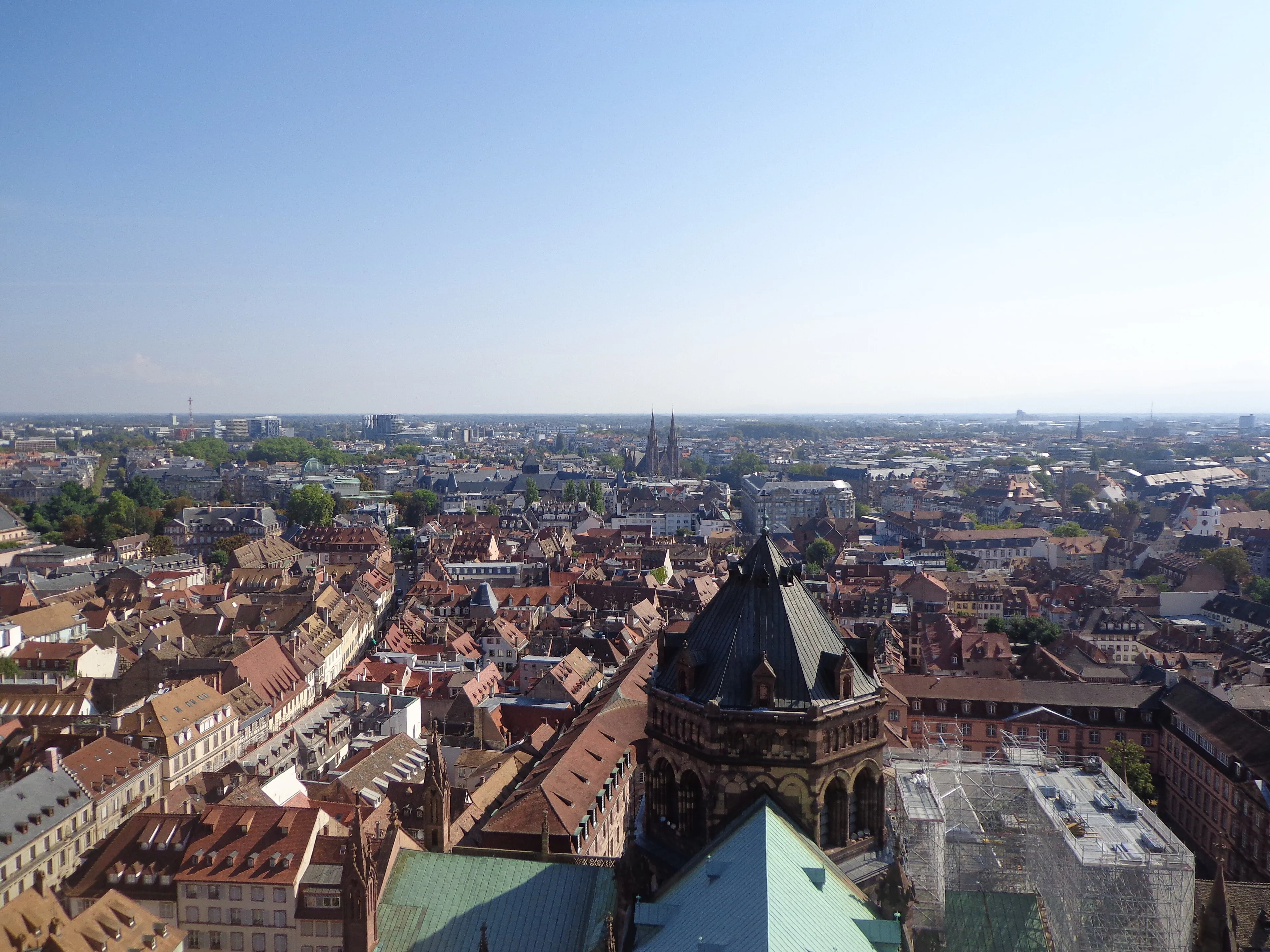 Widok zewnętrzny platformy katedry w Strasburgu w Strasburgu.