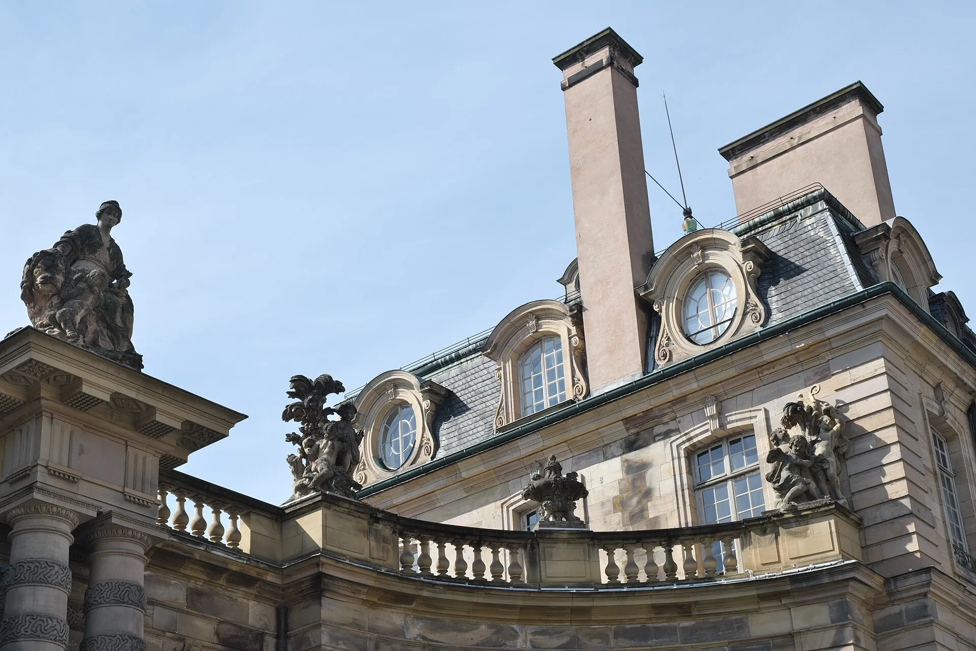 Vista exterior del Palacio Rohan, sede del Museo de Bellas Artes de Estrasburgo.